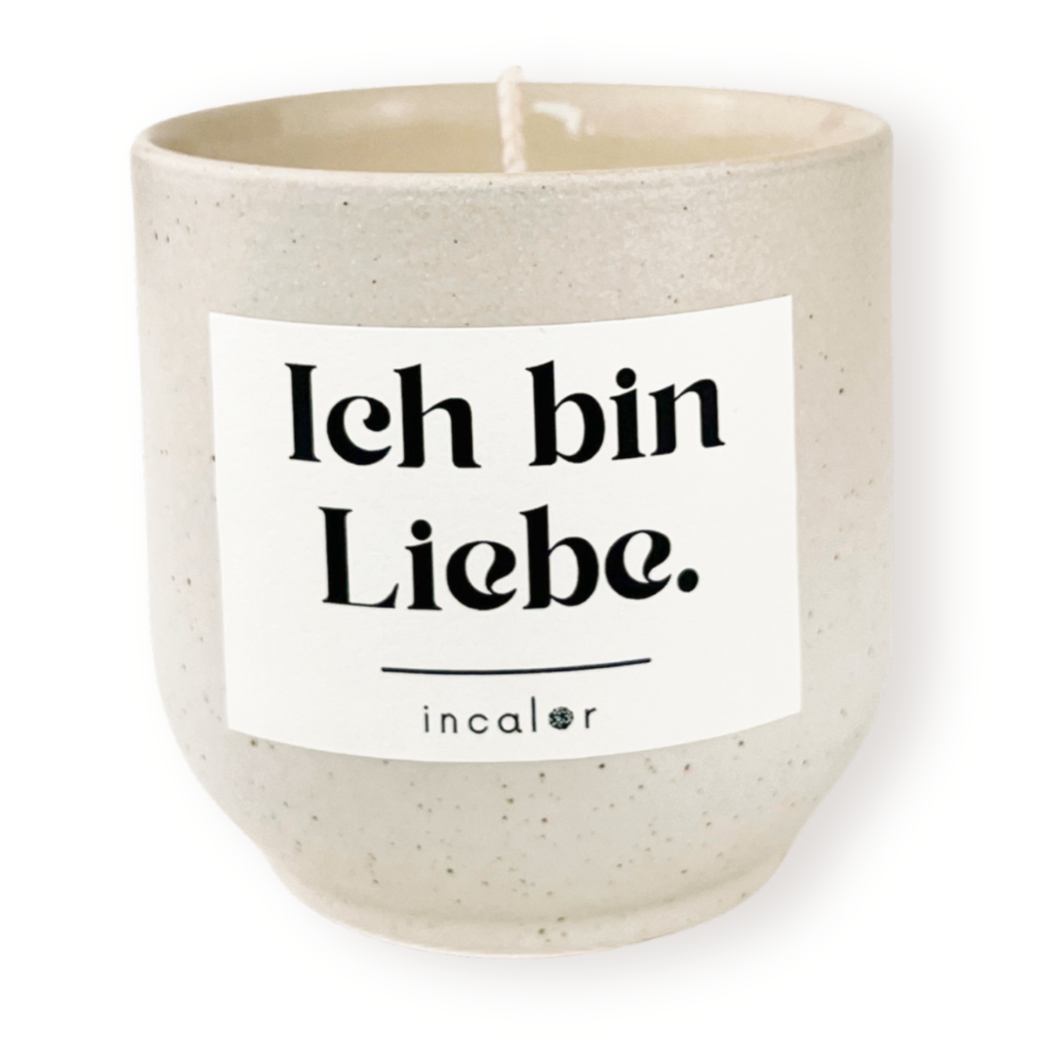 Freigestellte Kerze aus beige Keramik (Farbton sahara) mit Etikett der Affirmation "Ich bin Liebe." – stilvolle Designkerze von incalor für Achtsamkeit, Selbstmotivation und modernes Interior.