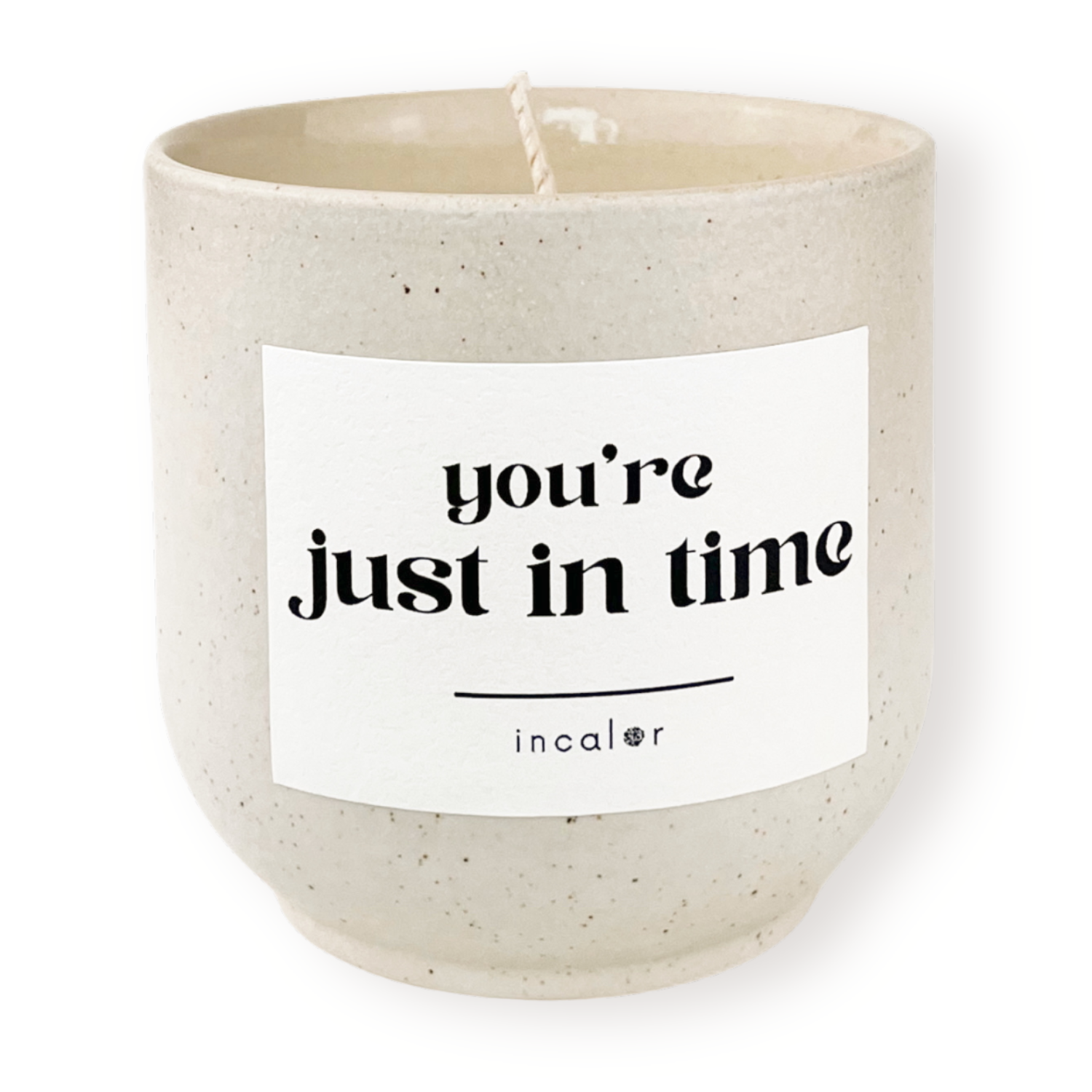 Freigestellte Kerze aus beige Keramik (Farbton sahara) mit Etikett der Affirmation "You're just in time." – stilvolle Designkerze von incalor für Achtsamkeit, Selbstmotivation und modernes Interior.