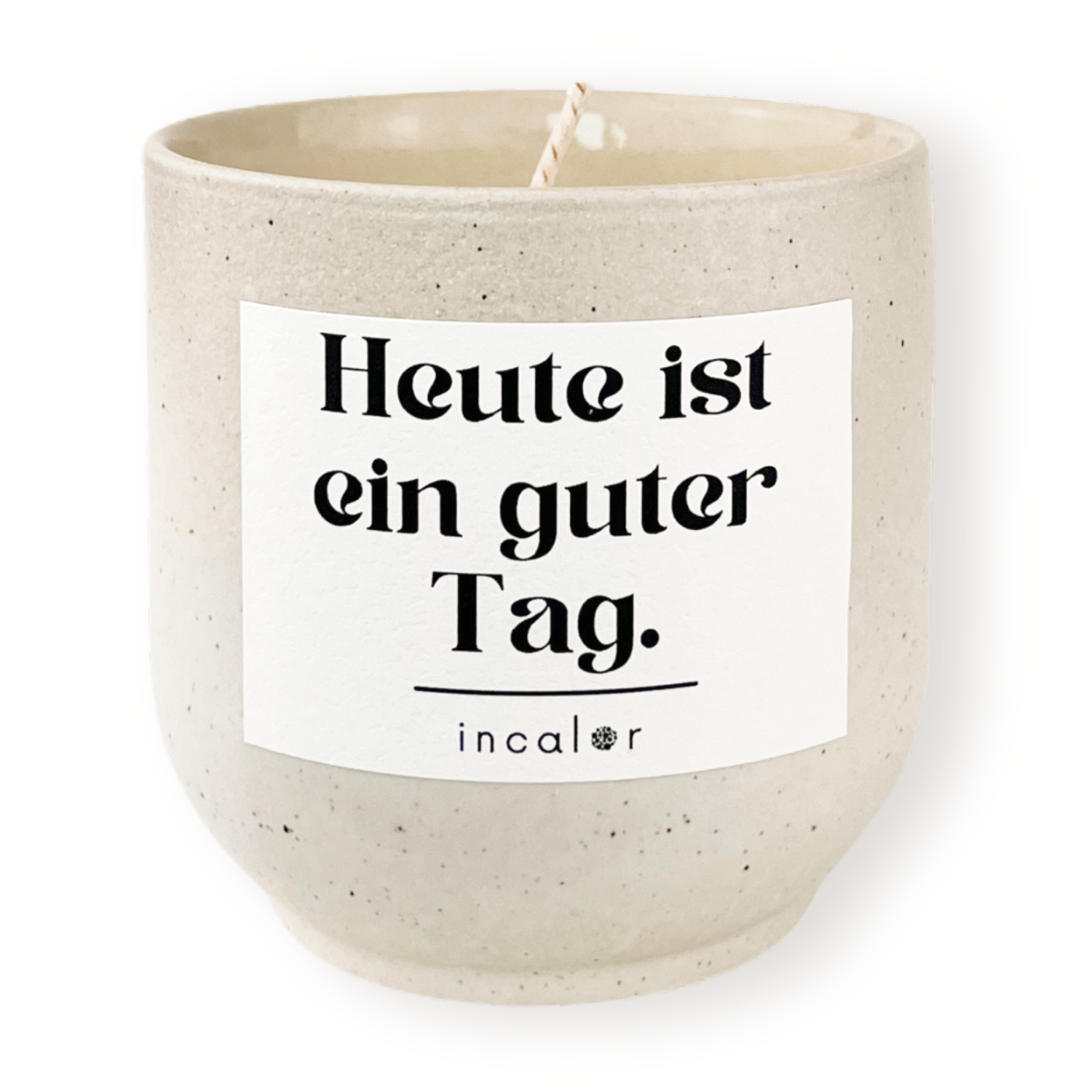 Freigestellte Kerze aus beige Keramik (Farbton sahara) mit Etikett der Affirmation "Heute ist ein guter Tag." – stilvolle Designkerze von incalor für Achtsamkeit, Selbstmotivation und modernes Interior.