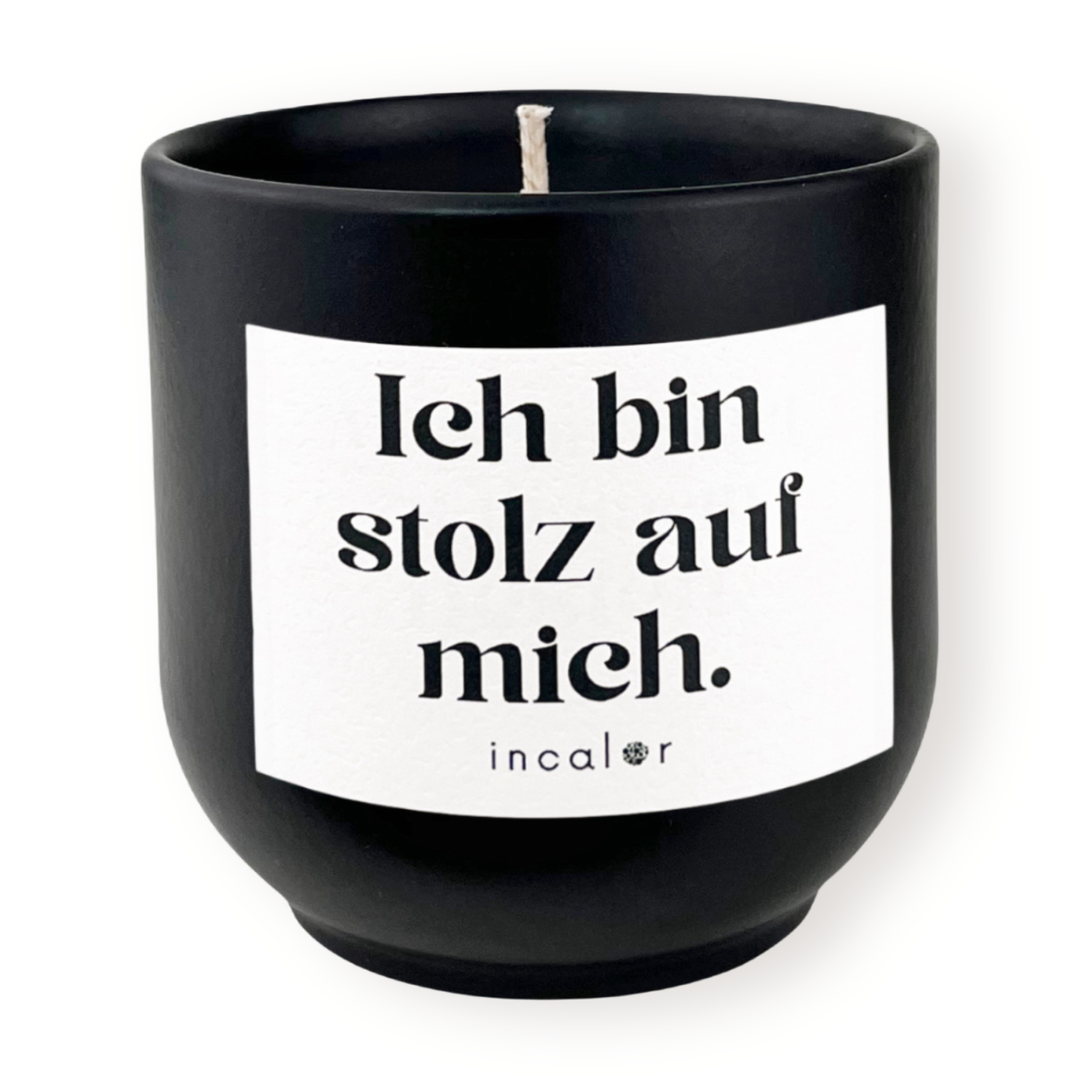 Freigestellte Kerze aus dunkler Keramik (Farbton basalt) mit Etikett der Affirmation "Ich bin stolz auf mich." – stilvolle Designkerze von incalor für Achtsamkeit, Selbstmotivation und modernes Interior.