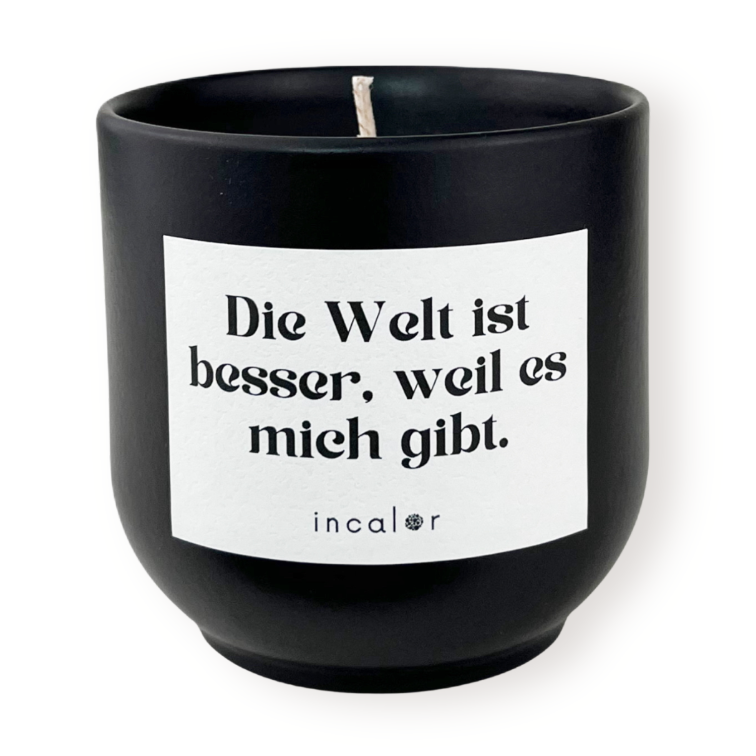 Freigestellte Kerze aus dunkler Keramik (Farbton Basalt) mit Etikett der Affirmation "Die Welt ist besser, weil es mich gibt." – stilvolle Designkerze von incalor für Achtsamkeit, Selbstmotivation und modernes Interior.