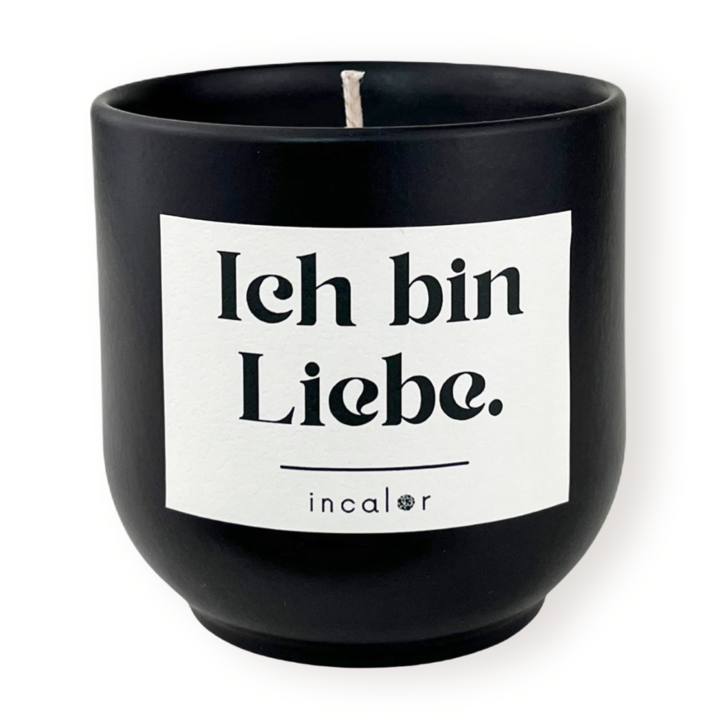 Freigestellte Kerze aus dunkler Keramik (Farbton Basalt) mit Etikett der Affirmation "Ich bin Liebe." – stilvolle Designkerze von incalor für Achtsamkeit, Selbstmotivation und modernes Interior.