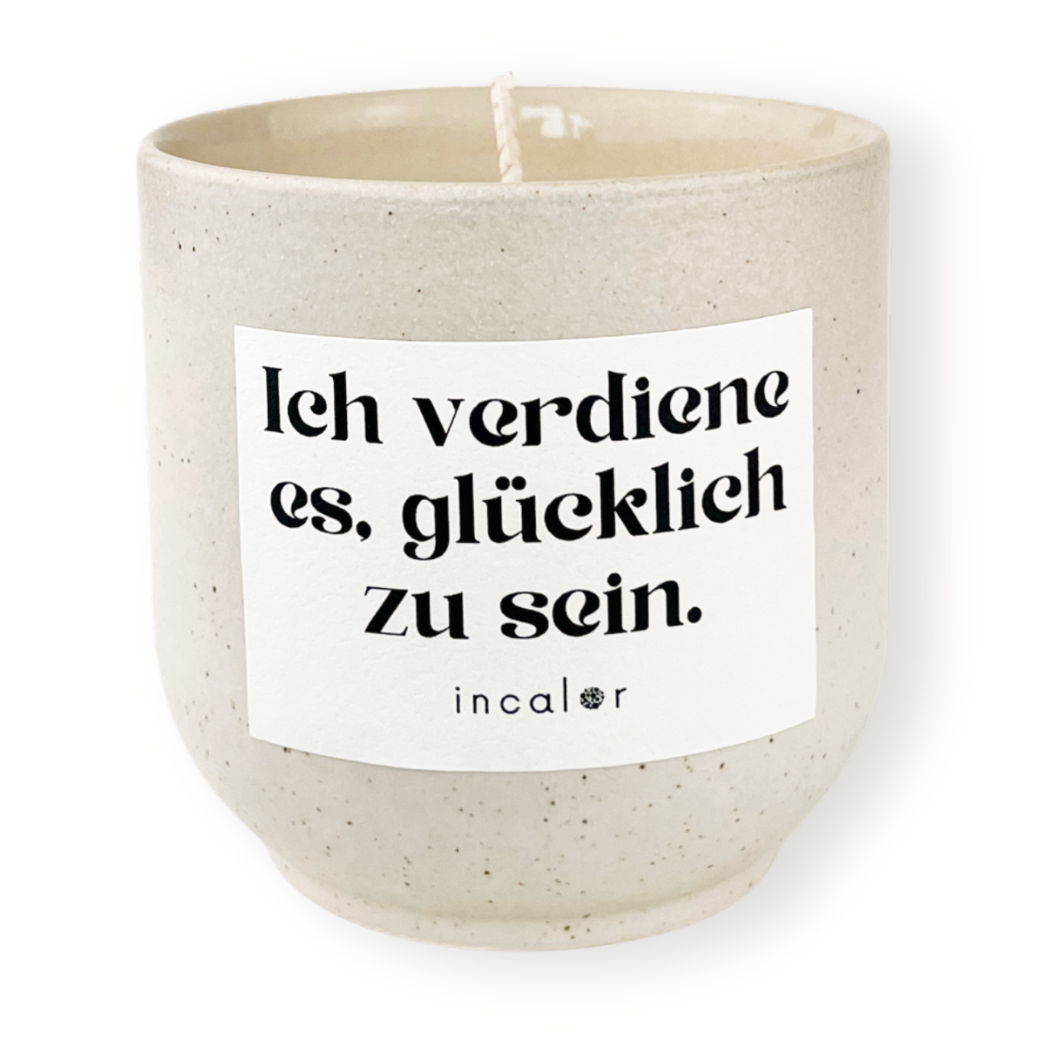 Freigestellte Kerze aus beige Keramik (Farbton sahara) mit Etikett der Affirmation "Ich verdiene es, glücklich zu sein." – stilvolle Designkerze von incalor für Achtsamkeit, Selbstmotivation und modernes Interior.