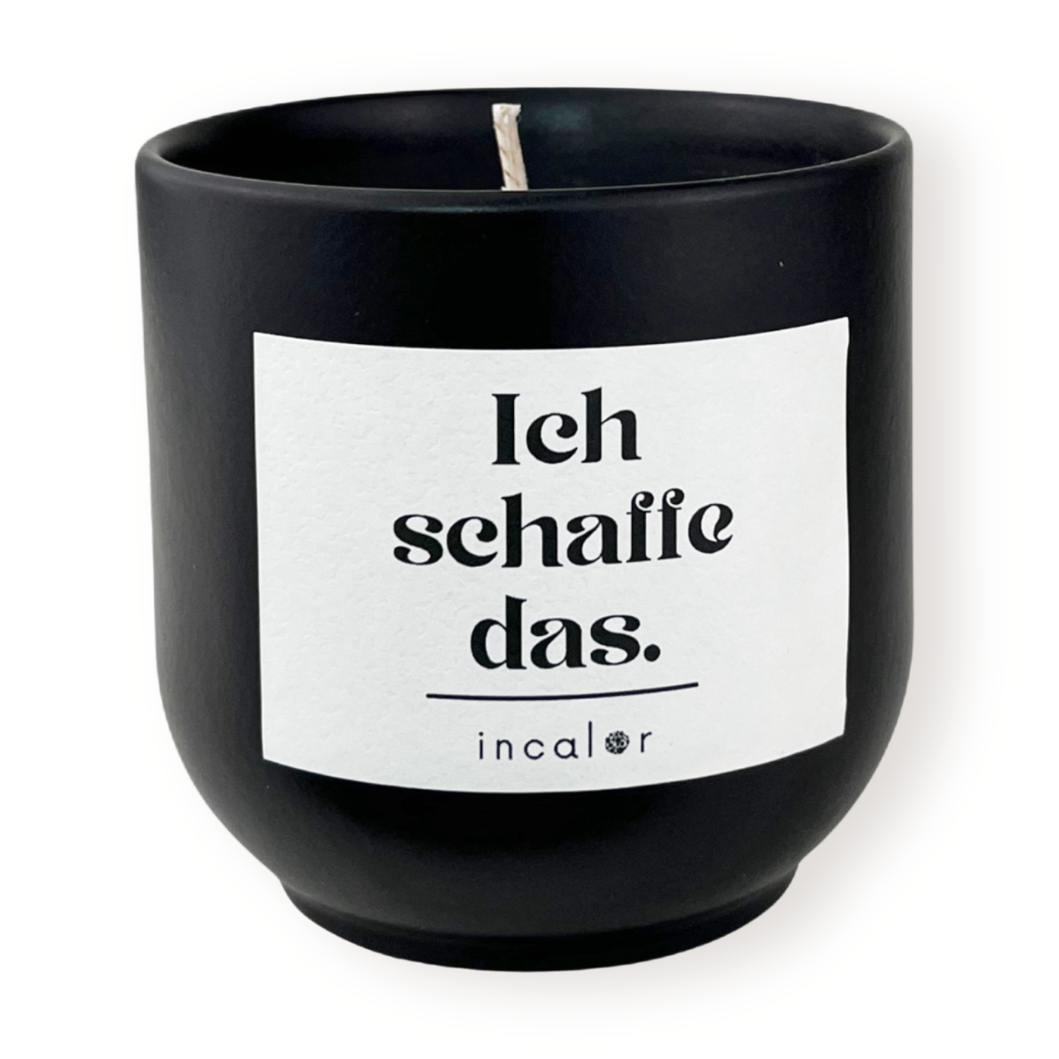Freigestellte Kerze aus dunkler Keramik (Farbton basalt) mit Etikett der Affirmation "Ich schaffe das." – stilvolle Designkerze von incalor für Achtsamkeit, Selbstmotivation und modernes Interior.