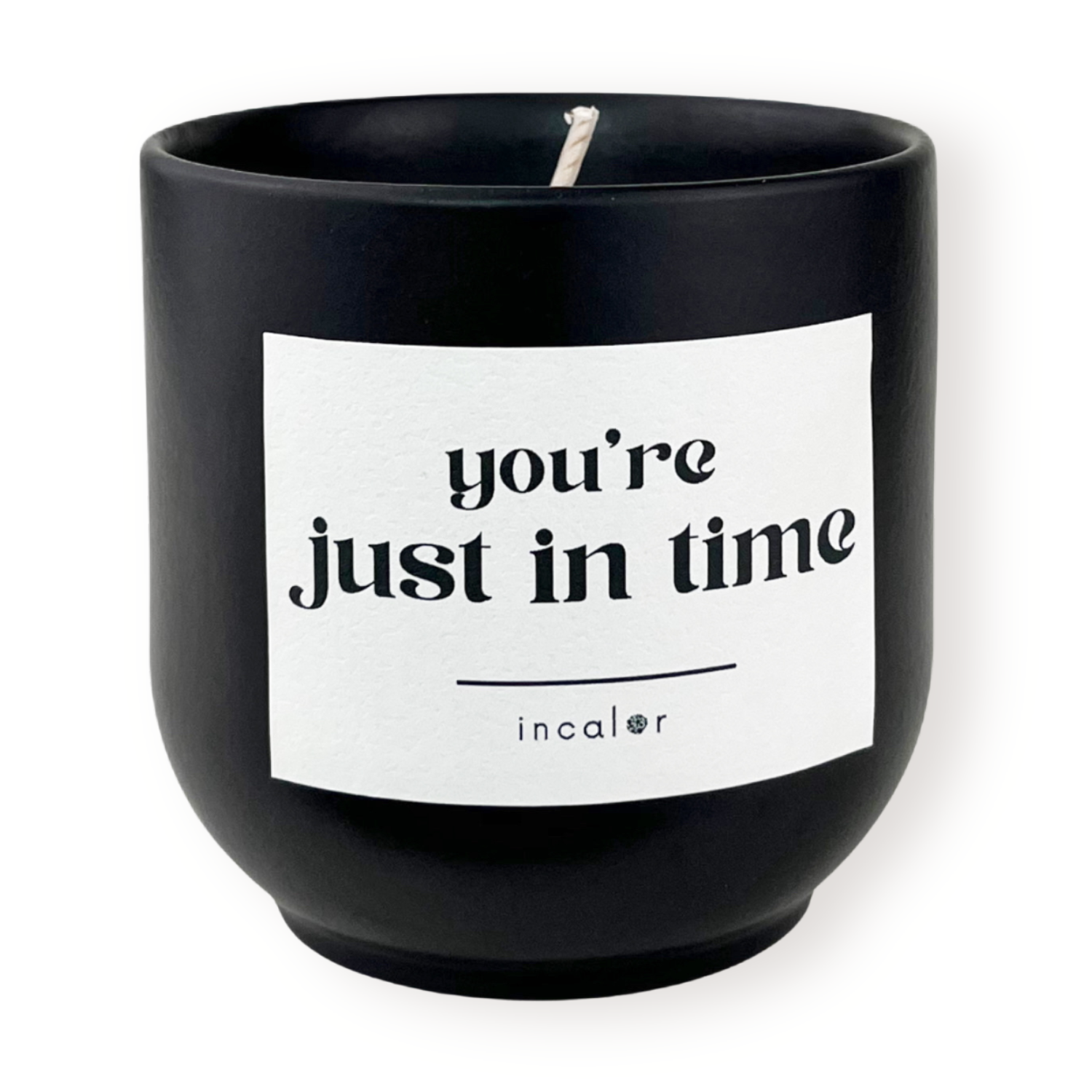 Freigestellte Kerze aus dunkler Keramik (Farbton Basalt) mit Etikett der Affirmation "You're just in time." – stilvolle Designkerze von incalor für Achtsamkeit, Selbstmotivation und modernes Interior.