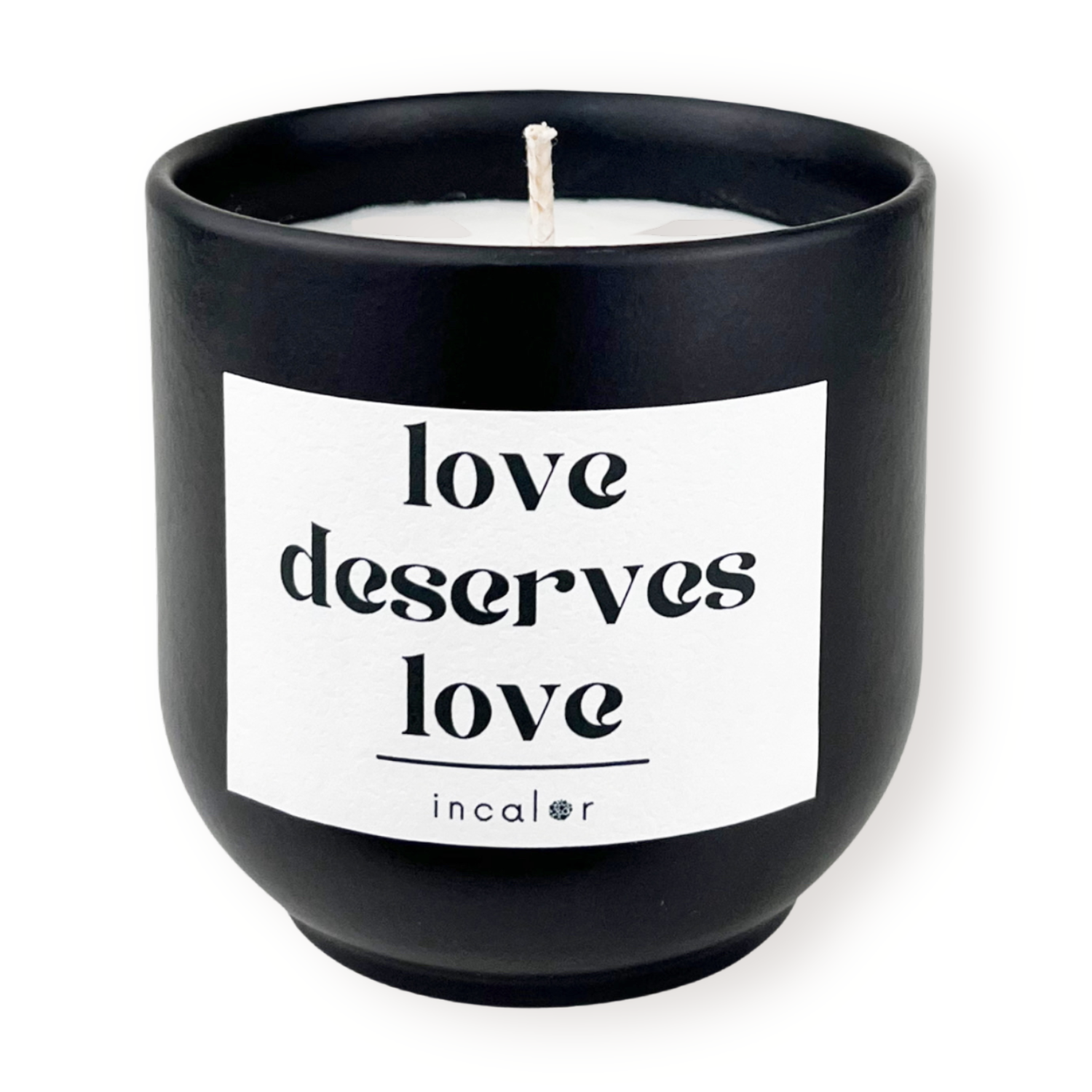 Freigestellte Kerze aus dunkler Keramik (Farbton basalt) mit Etikett der Affirmation "love deserves love." – stilvolle Designkerze von incalor für Achtsamkeit, Selbstmotivation und modernes Interior.