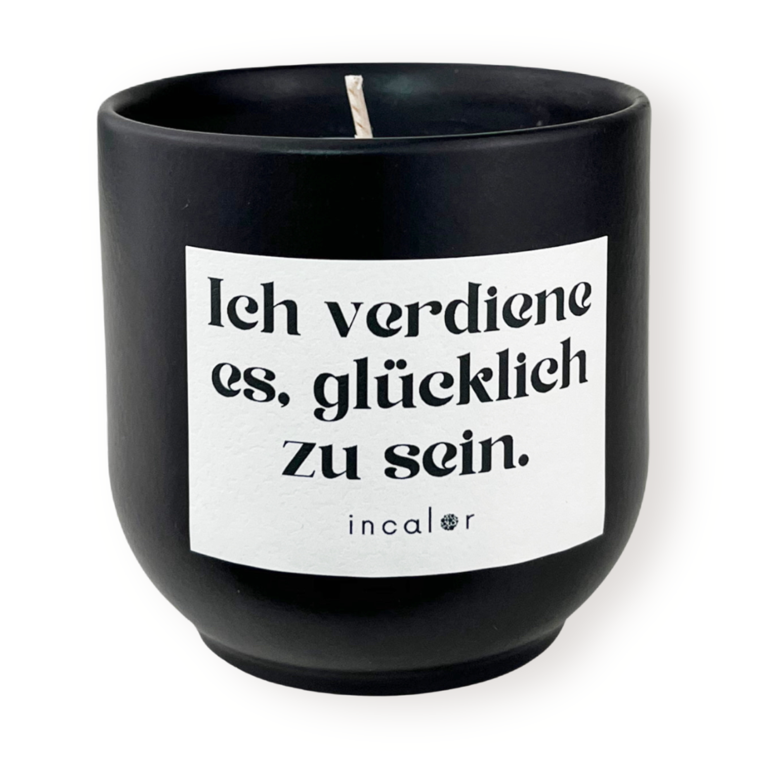 Freigestellte Kerze aus dunkler Keramik (Farbton Basalt) mit Etikett der Affirmation "Ich verdiene es, glücklich zu sein." – stilvolle Designkerze von incalor für Achtsamkeit, Selbstmotivation und modernes Interior.