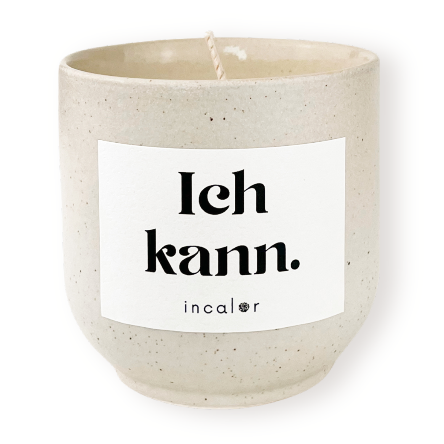 Freigestellte Kerze aus beige Keramik (Farbton sahara) mit Etikett der Affirmation "Ich kann." – stilvolle Designkerze von incalor für Achtsamkeit, Selbstmotivation und modernes Interior.