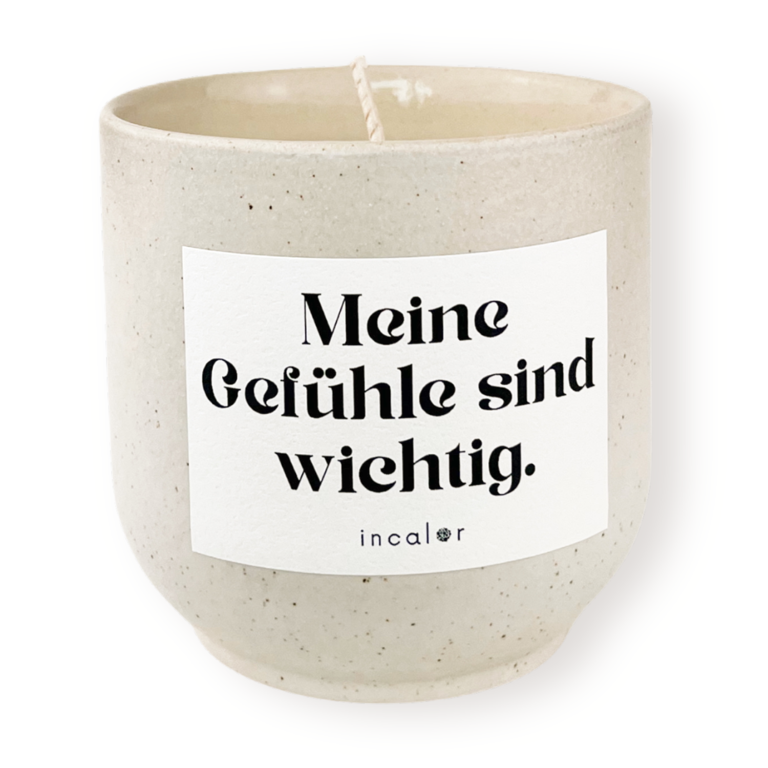 Freigestellte Kerze aus beige Keramik (Farbton sahara) mit Etikett der Affirmation "Meine Gefühle sind wichtig." – stilvolle Designkerze von incalor für Achtsamkeit, Selbstmotivation und modernes Interior.