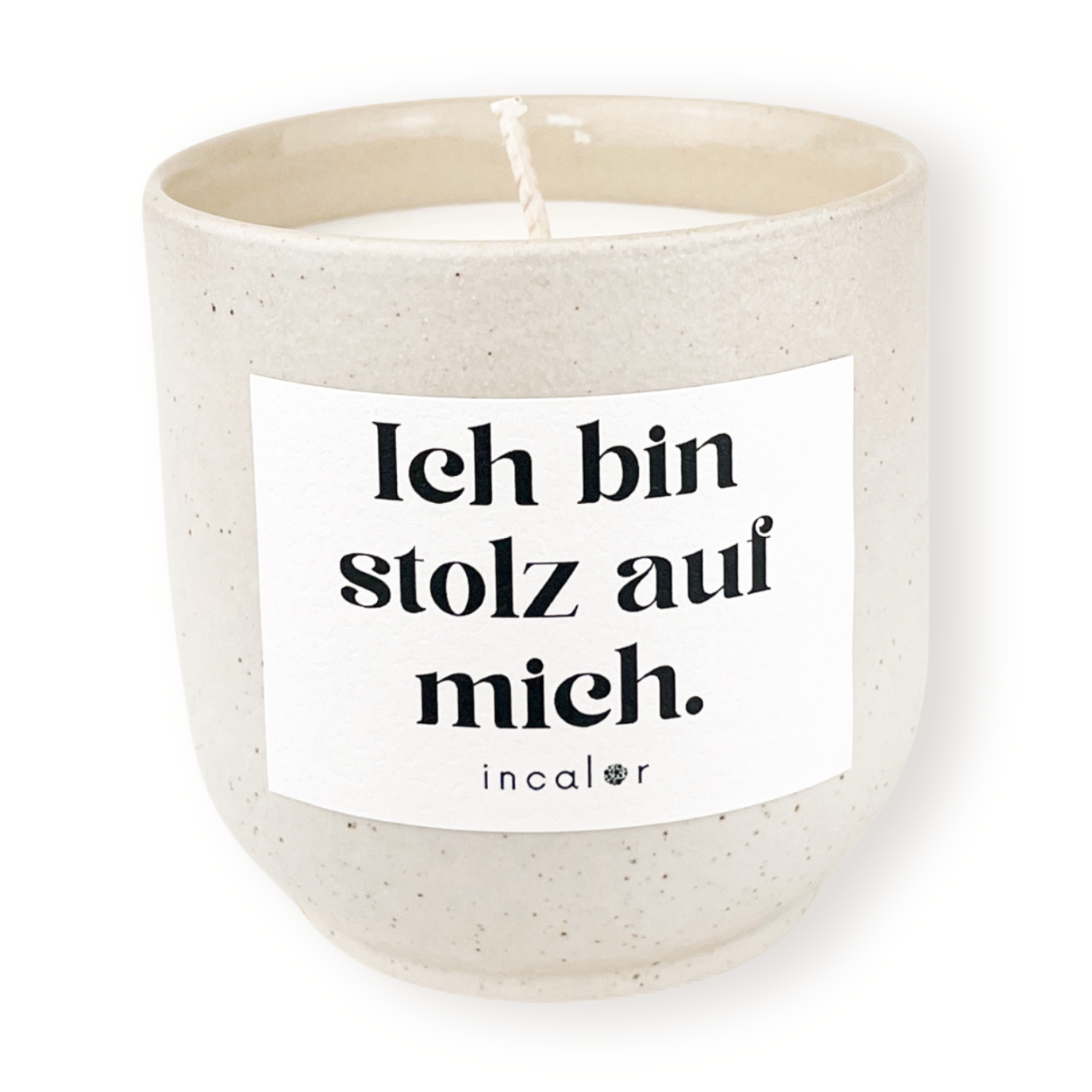 Freigestellte Kerze aus beige Keramik (Farbton sahara) mit Etikett der Affirmation "Ich bin stolz auf mich." – stilvolle Designkerze von incalor für Achtsamkeit, Selbstmotivation und modernes Interior.