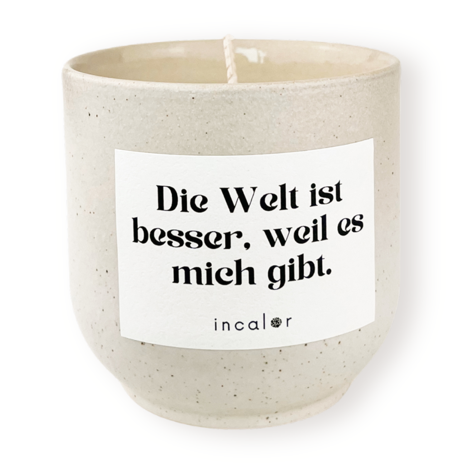 Freigestellte Kerze aus beige Keramik (Farbton sahara) mit Etikett der Affirmation "Die Welt ist besser, weil es mich gibt." – stilvolle Designkerze von incalor für Achtsamkeit, Selbstmotivation und modernes Interior.