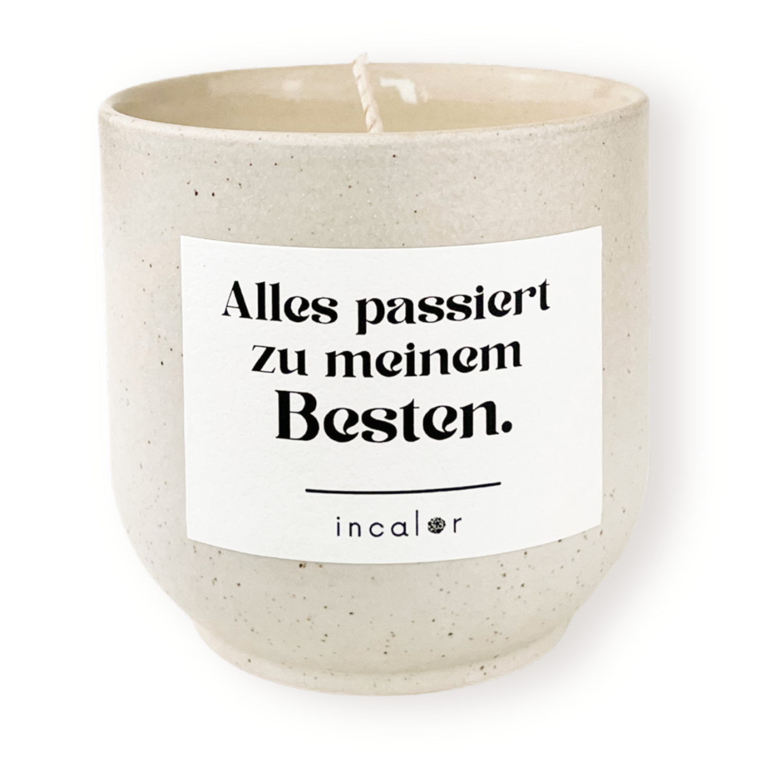 Freigestellte Kerze aus beige Keramik (Farbton sahara) mit Etikett der Affirmation "Alles passiert zu meinem Besten." – stilvolle Designkerze von incalor für Achtsamkeit, Selbstmotivation und modernes Interior.