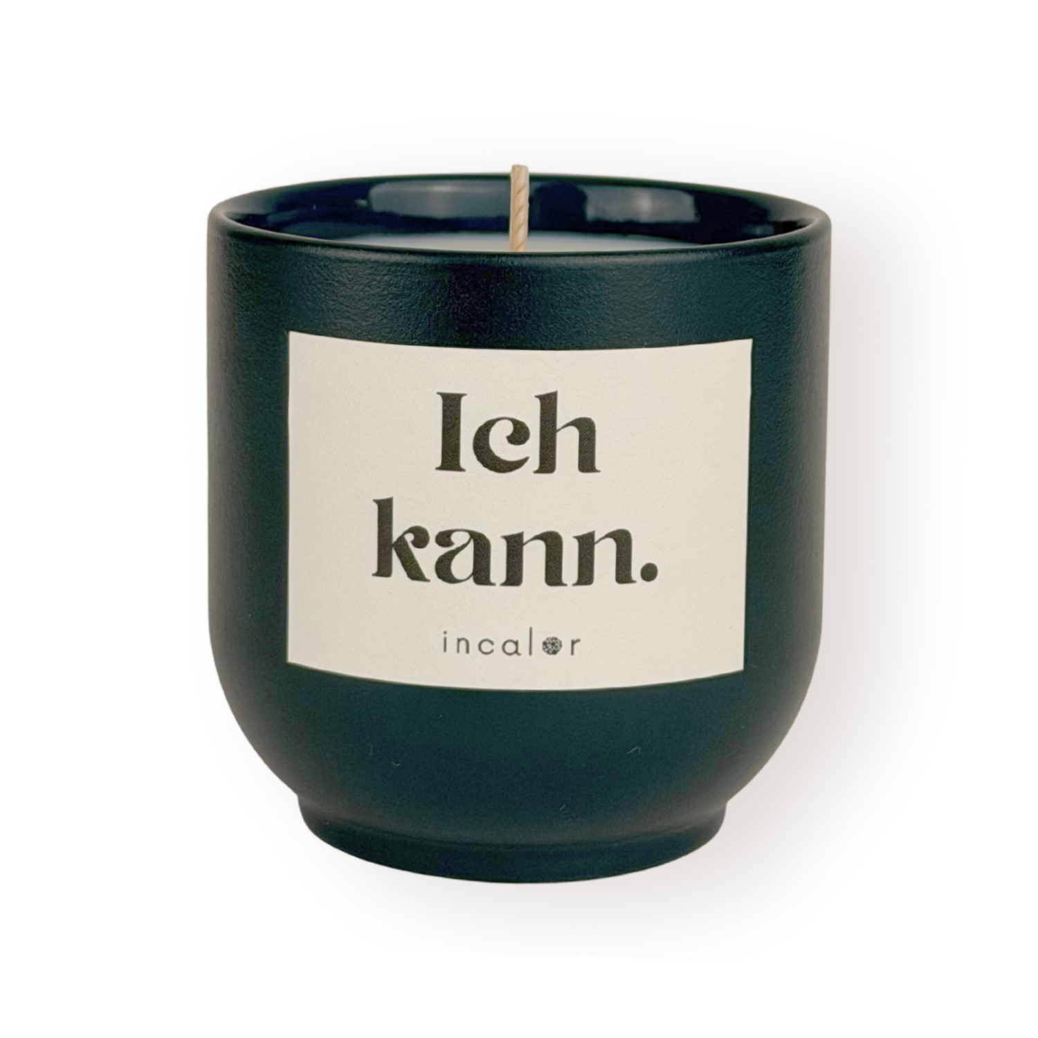 Freigestellte Kerze aus grüner Keramik (Farbton deep ivy) mit Etikett der Affirmation "Ich kann." – stilvolle Designkerze von incalor für Achtsamkeit, Selbstmotivation und modernes Interior.