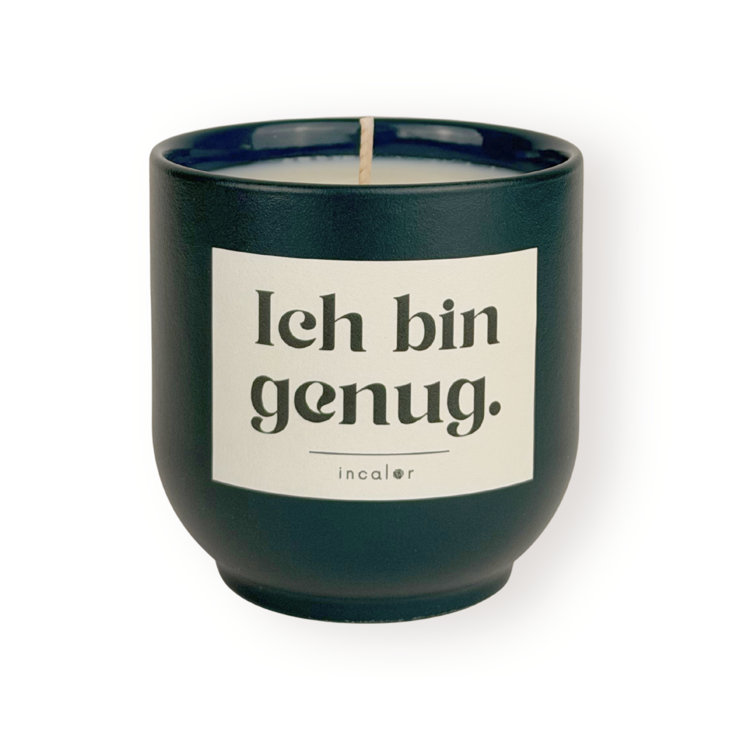 Dunkelgrüne Duftkerze (deep ivy) mit beigem Etikett vor weißem Hintergrund. Auf dem Etikett steht in schwarzer Schrift: "Ich bin genug." Darunter befindet sich das Markenlogo "incalor". Die Kerze ist zentral ausgerichtet und gleichmäßig beleuchtet.