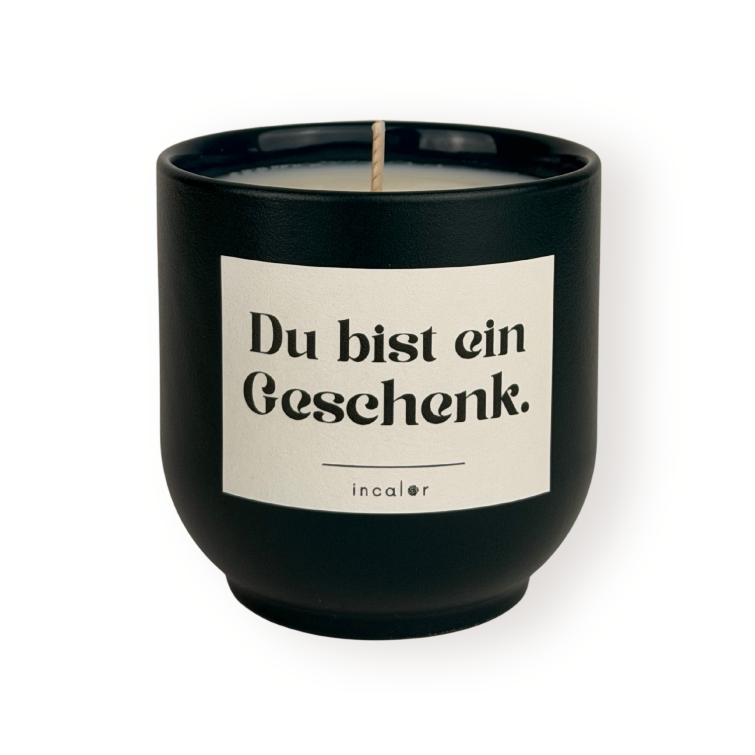 Dunkelgrüne Duftkerze (deep ivy) mit beigem Etikett vor weißem Hintergrund. Auf dem Etikett steht in schwarzer Schrift: "Du bist ein Geschenk." Darunter befindet sich das Markenlogo "incalor". Die Kerze ist zentral ausgerichtet und gleichmäßig beleuchtet.