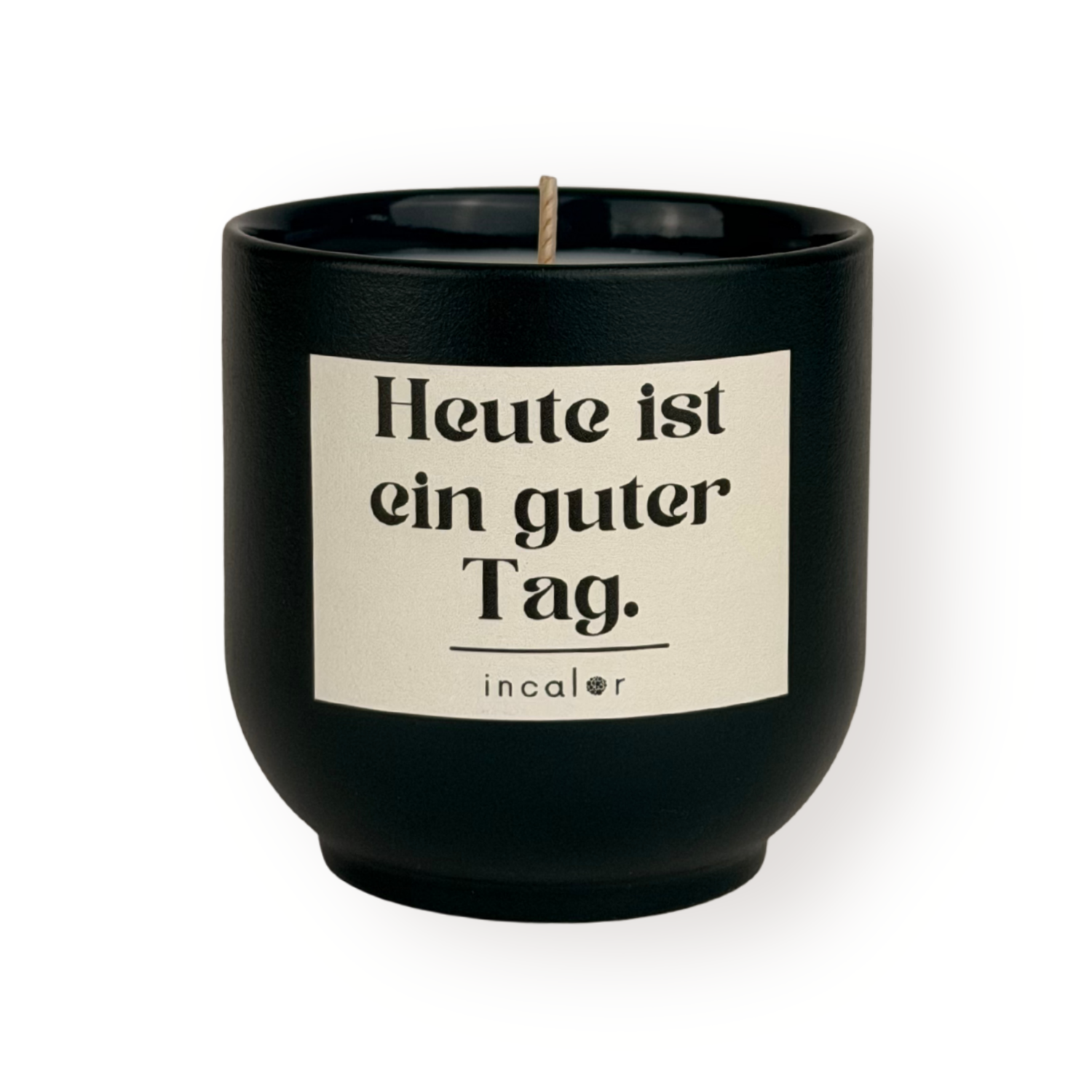 Dunkelgrüne Duftkerze (deep ivy) mit beigem Etikett vor weißem Hintergrund. Auf dem Etikett steht in schwarzer Schrift: "Heute ist ein guter Tag." Darunter befindet sich das Markenlogo "incalor". Die Kerze ist zentral ausgerichtet und gleichmäßig beleuchtet.