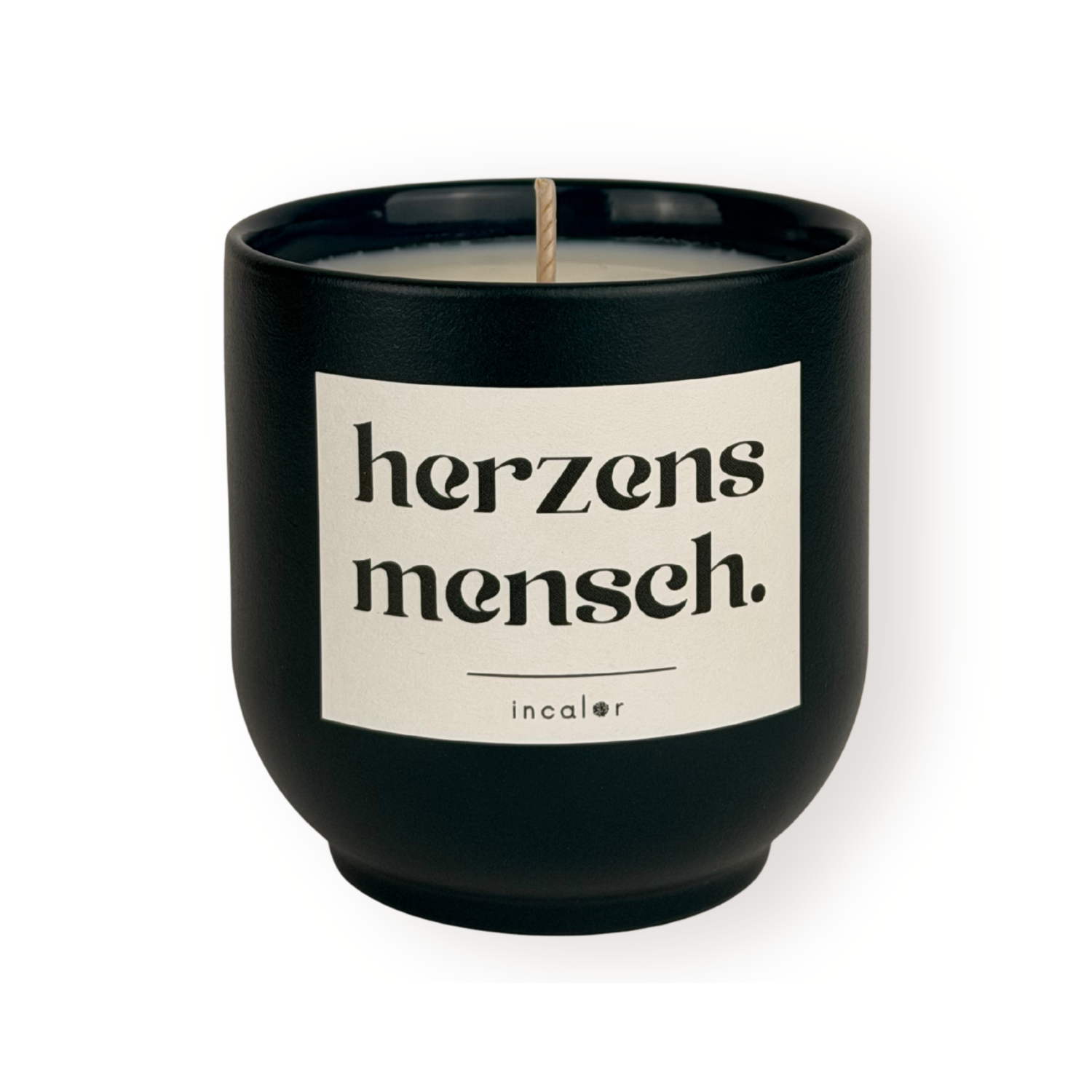 Dunkelgrüne Duftkerze (deep ivy) mit beigem Etikett vor weißem Hintergrund. Auf dem Etikett steht in schwarzer Schrift: "herzensmensch." Darunter befindet sich das Markenlogo "incalor". Die Kerze ist zentral ausgerichtet und gleichmäßig beleuchtet.