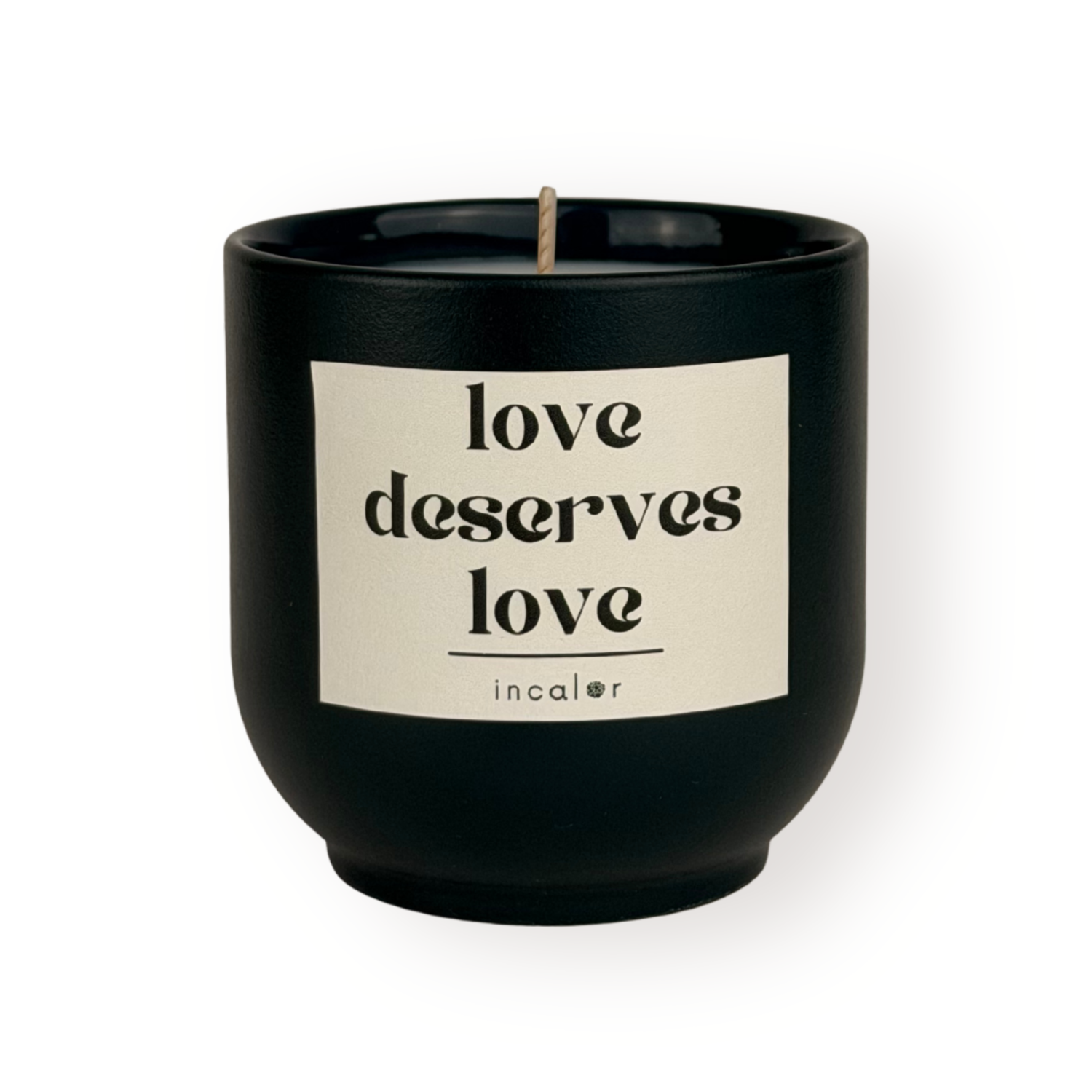 Dunkelgrüne Duftkerze (deep ivy) mit cremefarbenem Etikett vor weißem Hintergrund. Auf dem Etikett steht in schwarzer Schrift: ‚love deserves love‘. Darunter befindet sich das Markenlogo ‚incalor‘. Die Kerze ist mittig platziert und gleichmäßig ausgeleuchtet.