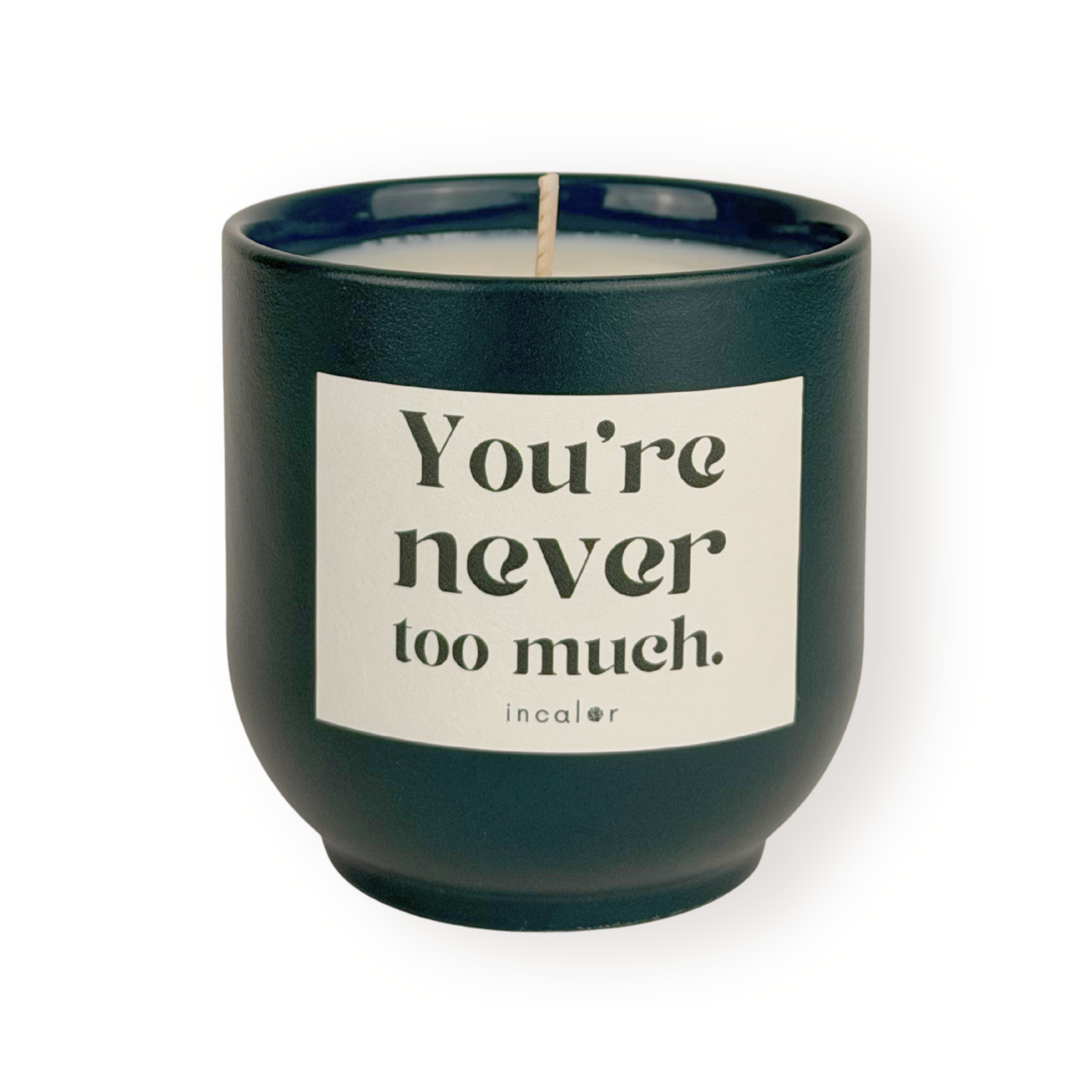 Dunkelgrüne Duftkerze (deep ivy) mit beigem Etikett vor weißem Hintergrund. Auf dem Etikett steht in schwarzer Schrift: "You're never too much." Darunter befindet sich das Markenlogo "incalor". Die Kerze ist zentral ausgerichtet und gleichmäßig beleuchtet.