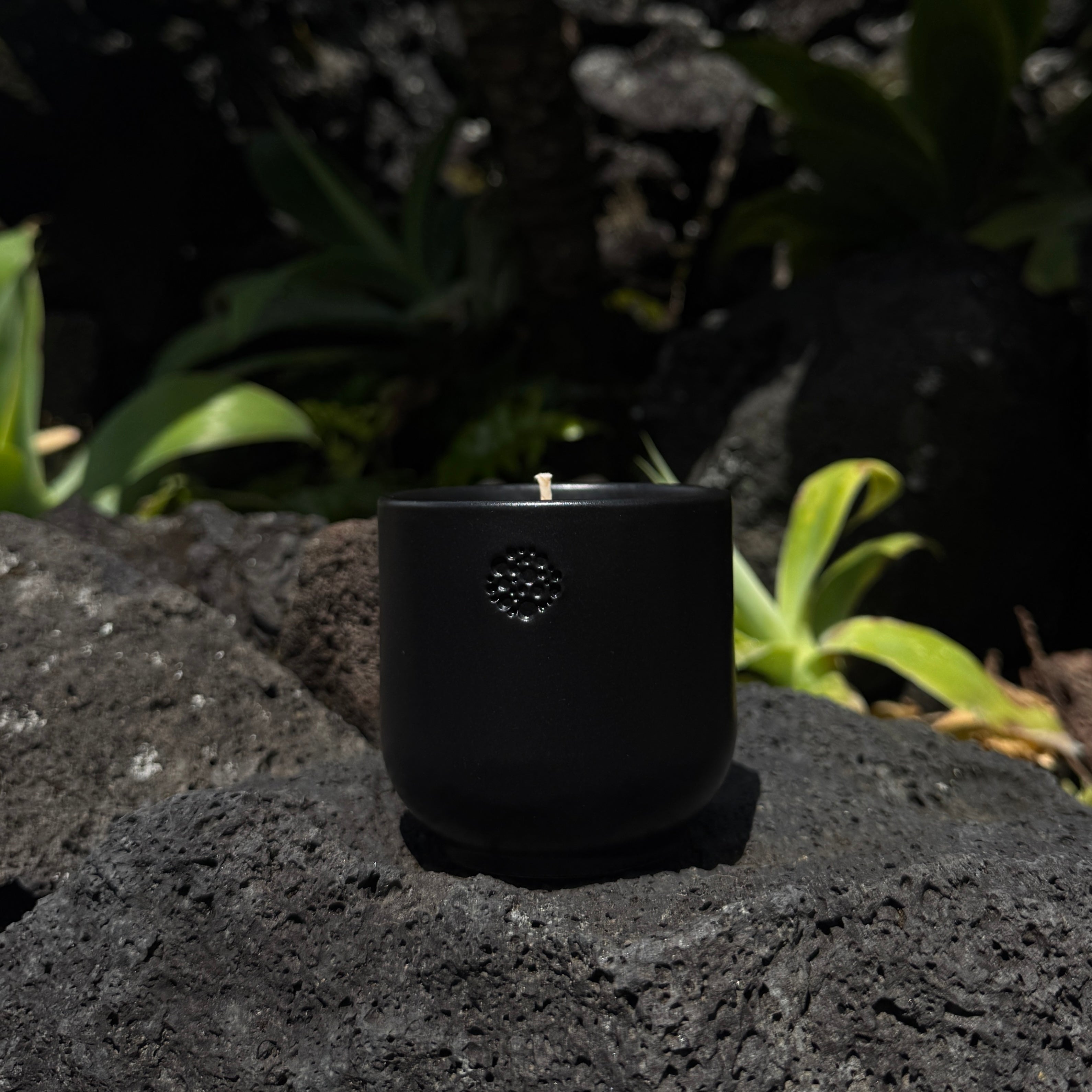 Kerze im Steinzeugbecher