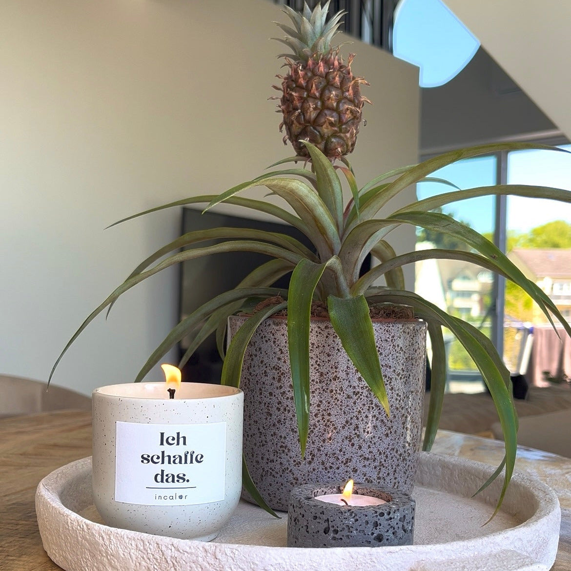 Handgegossene Kerze aus Keramik in Beige (Farbton Sahara) mit Affirmation "Ich schaffe das." – dekorative Duftkerze im stilvollen Wohnambiente, ideales Geschenk für Achtsamkeit und Selbstliebe.