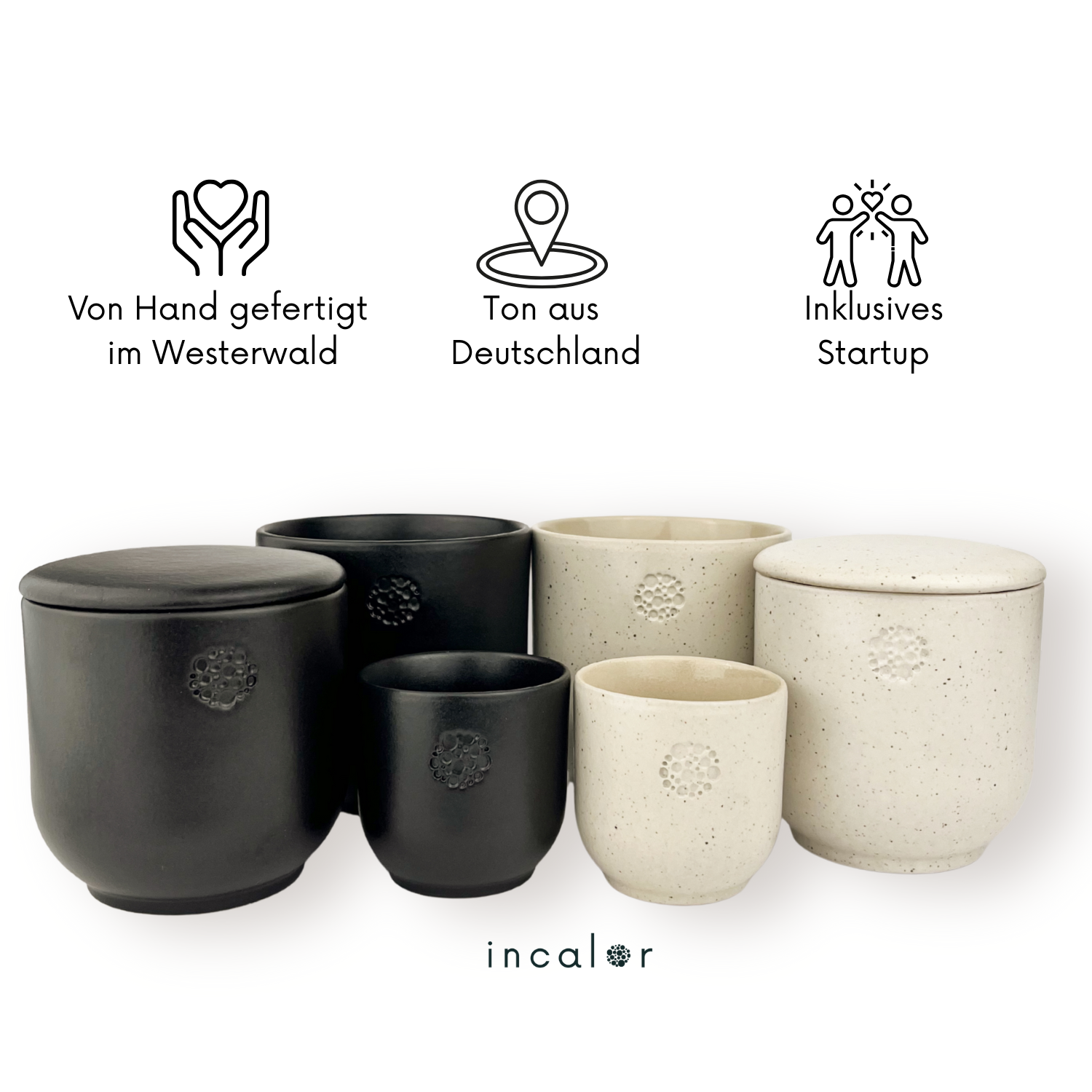 „Mehrere handgefertigte Keramikgefäße in Schwarz (basalt) und Beige (sahara) stehen nebeneinander vor weißem Hintergrund. Über ihnen befinden sich drei Icons mit Text: ‚Von Hand gefertigt im Westerwald‘, ‚Ton aus Deutschland‘ und ‚Inklusives Startup‘. Unten ist das Logo ‚incalor‘ zu sehen.“