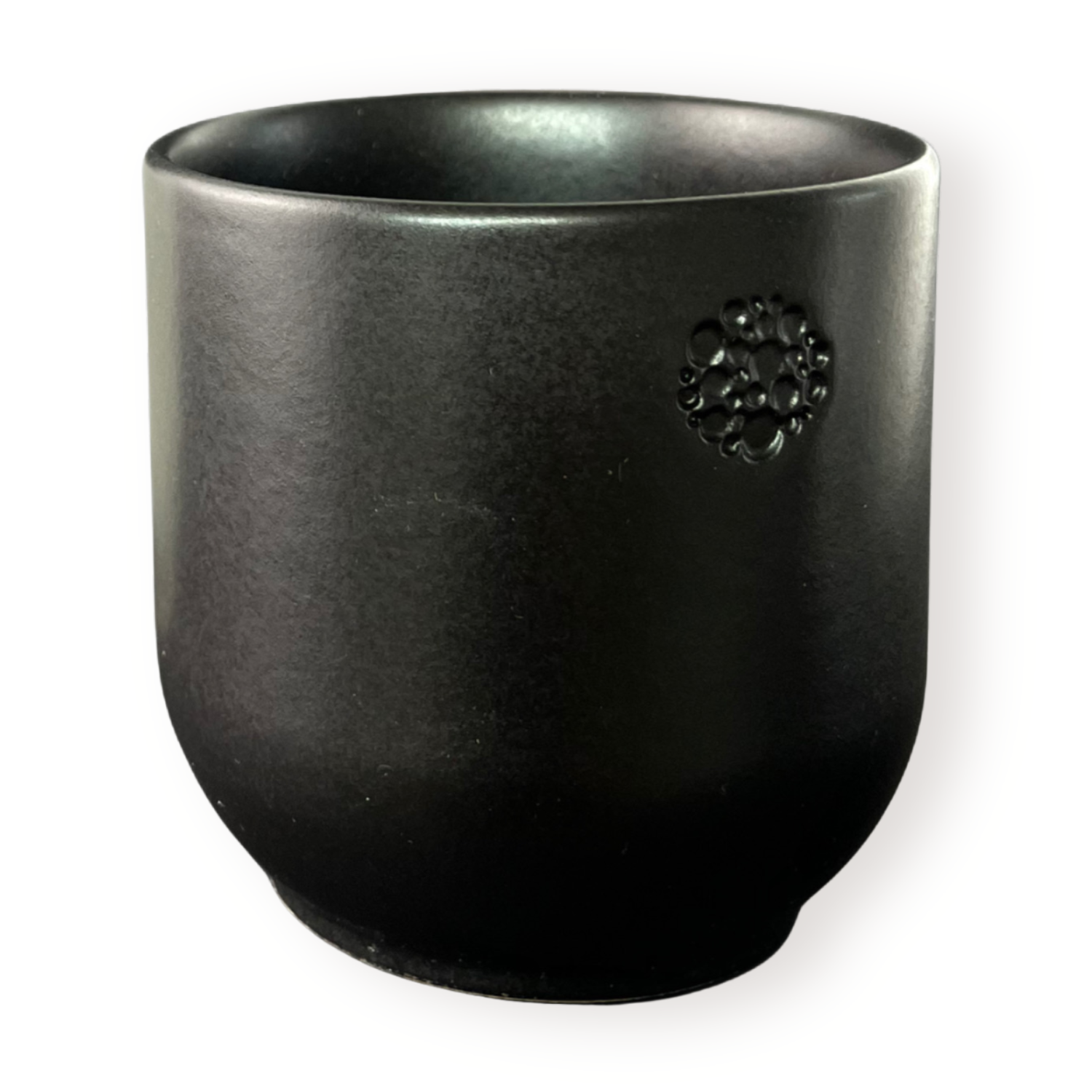 Dunkler Steinzeug-Keramikbecher in der Farbe Basalt, mit dezent eingestempeltem Incalor-Logo