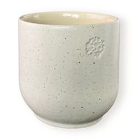 Beige Keramikbecher in der Farbe sahara, mit dezent eingestempeltem Incalor-Logo