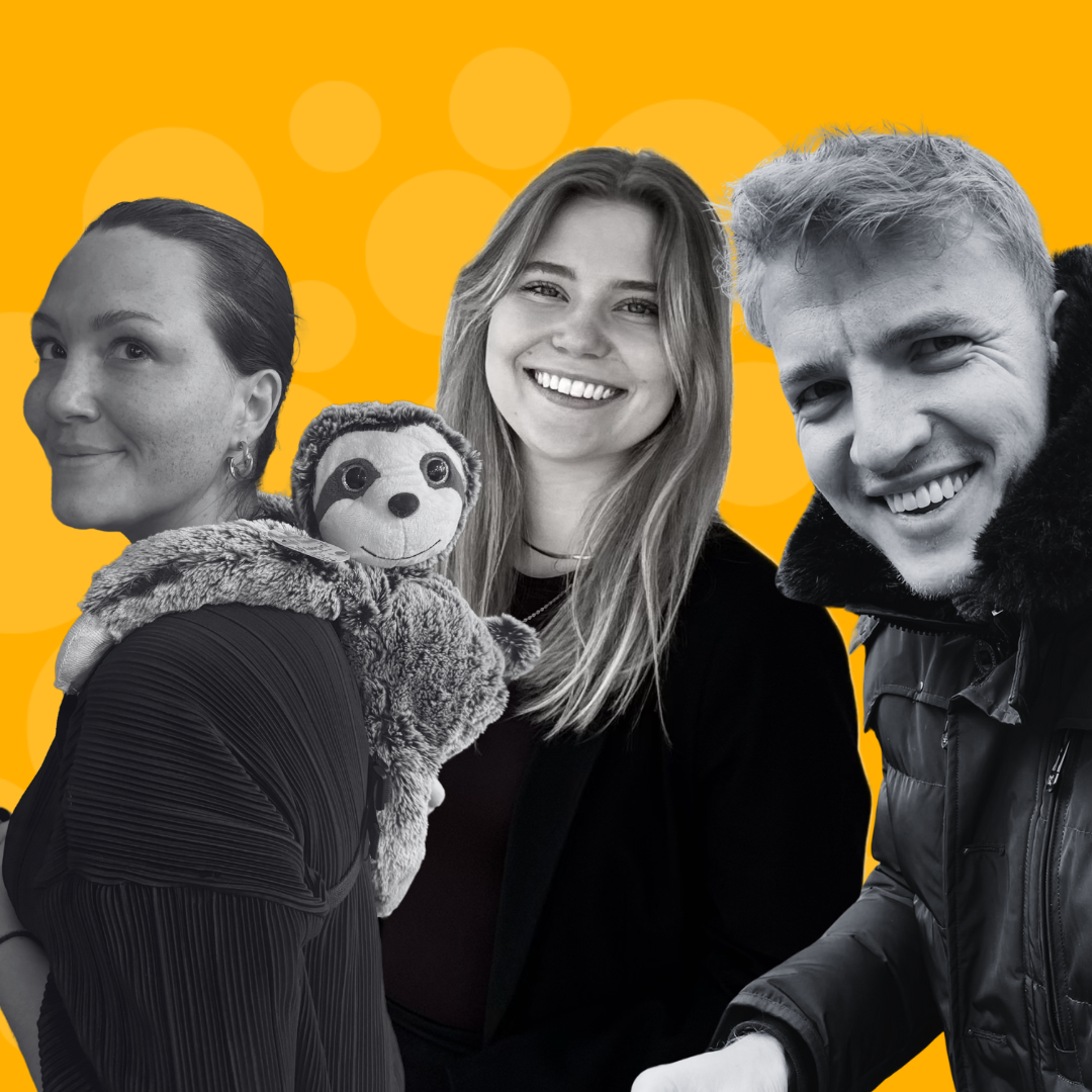 Drei junge Erwachsene sind aus verschiedenen Bilder vor einem leuchtend orangefarbenen Hintergrund mit stilisierten Kreisen kopiert worden. Die Personen sind in Schwarz-Weiß gehalten und lächeln freundlich. Links trägt eine Frau ein Plüschtier in Form eines Faultiers auf der Schulter. In der Mitte steht eine Frau mit langen Haaren, rechts ein Mann in Winterjacke, der lachend in die Kamera schaut.