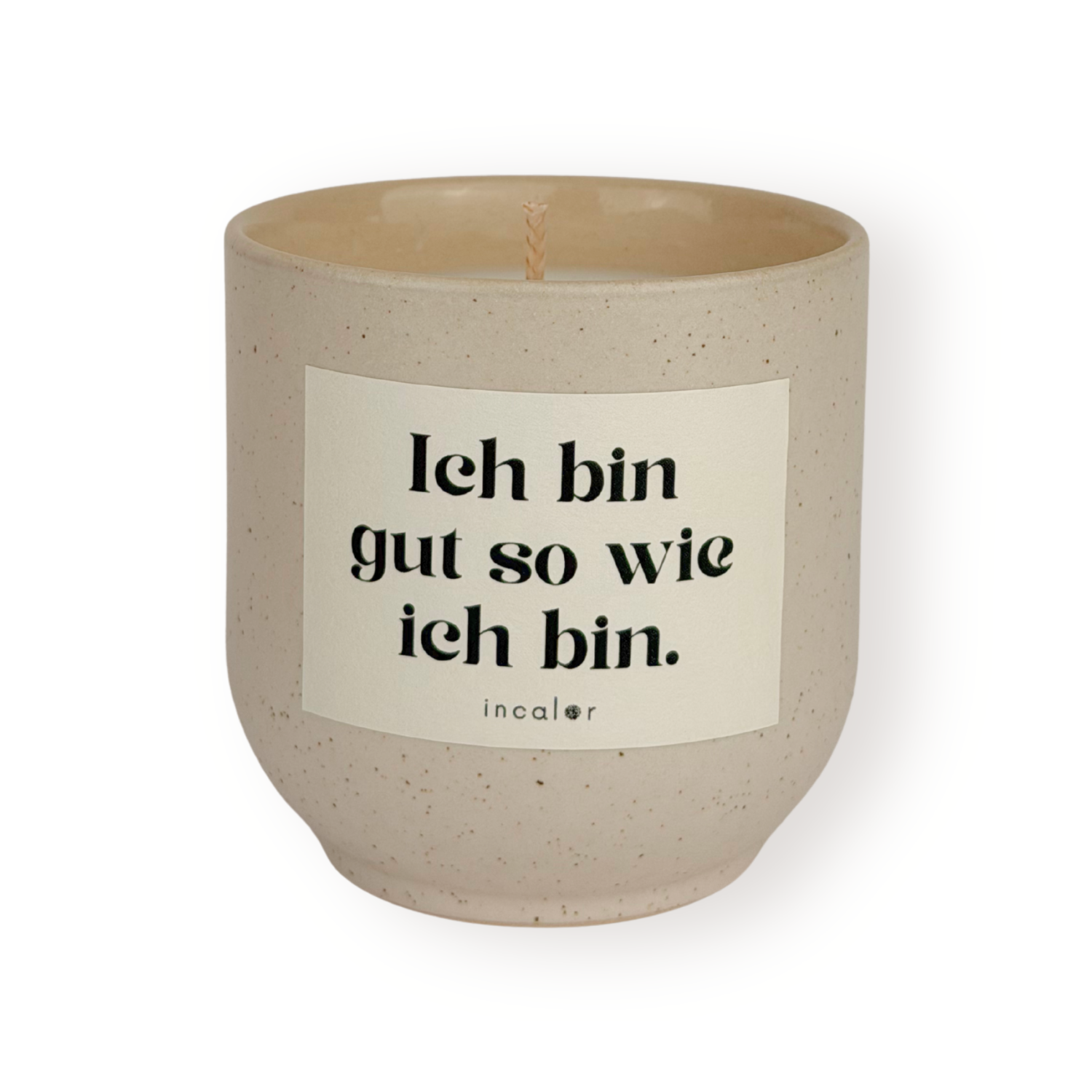 Beige Duftkerze (sahara) mit dezent gesprenkelter Oberfläche und weißem Etikett mit der Aufschrift „Ich bin gut so wie ich bin.“ von incalor, freigestellt vor weißem Hintergrund 