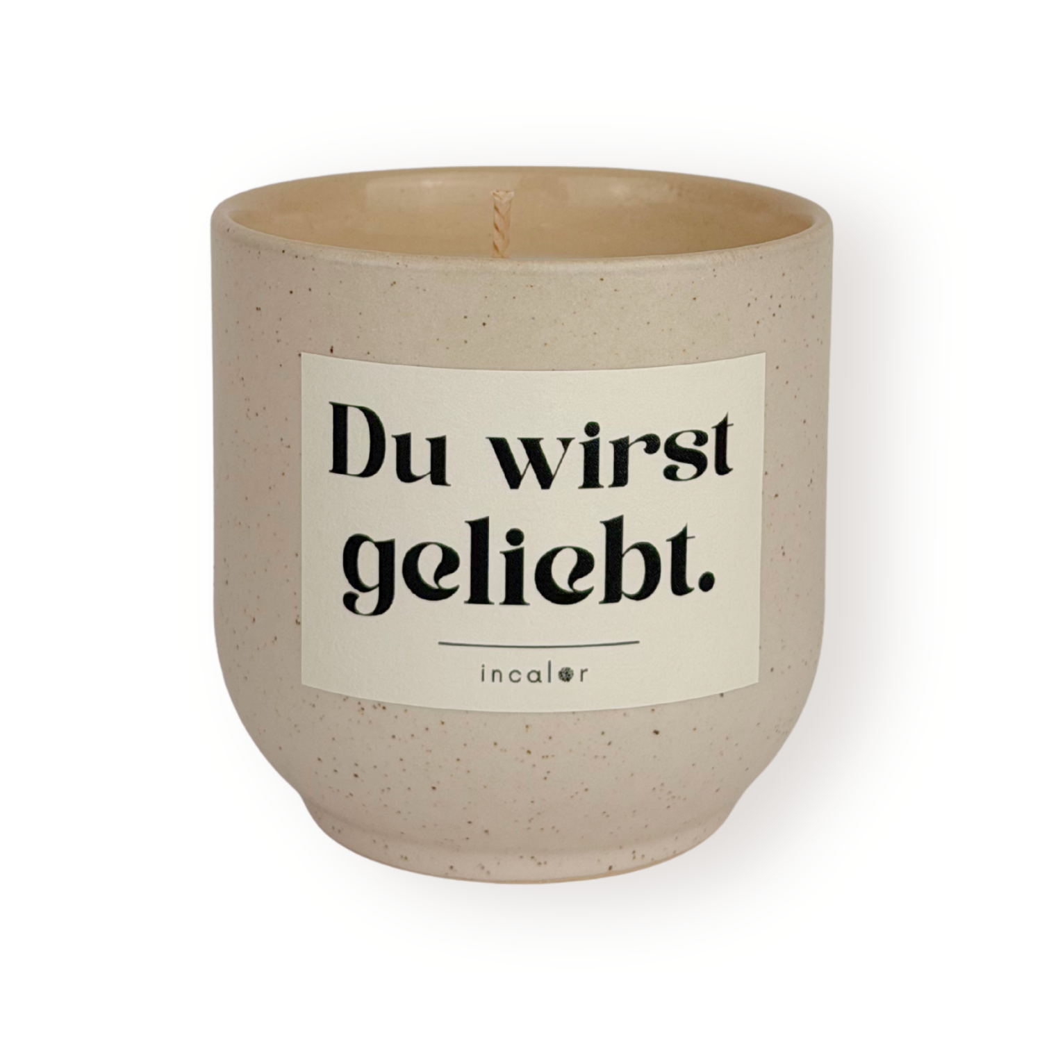 Beige Duftkerze (sahara) mit dezent gesprenkelter Oberfläche und weißem Etikett mit der Aufschrift „Du wirst geliebt.“ von incalor, freigestellt vor weißem Hintergrund 