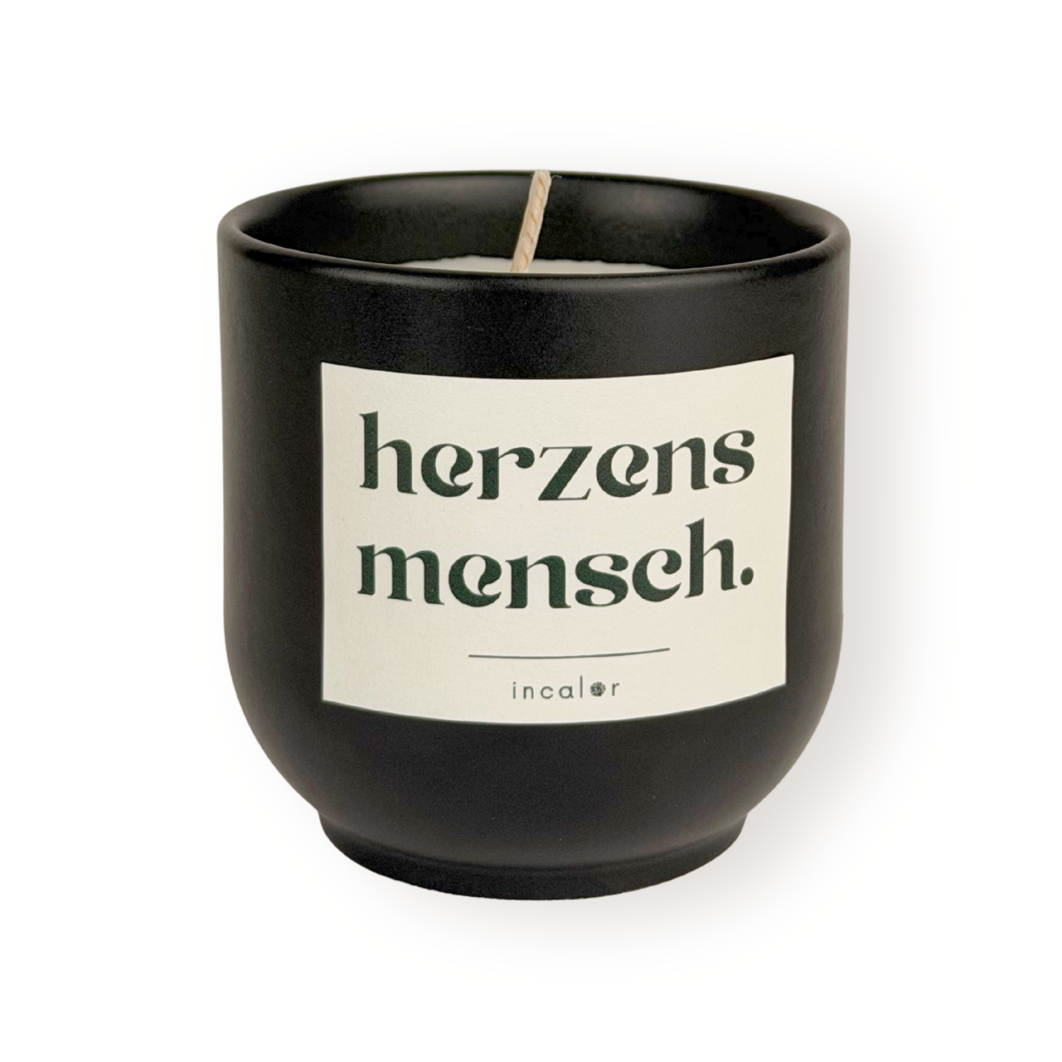 Schwarze (basalt) Duftkerze mit weißem Etikett und der Aufschrift „herzensmensch.“ sowie dem Markennamen „incalor“ darunter; freigestellt vor weißem Hintergrund
