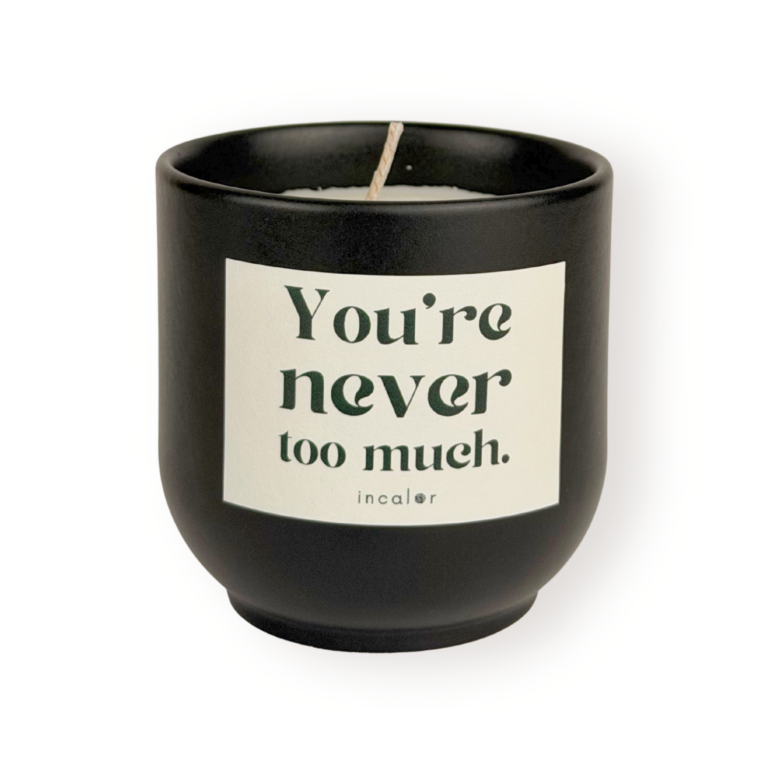 Schwarze (basalt) Duftkerze mit weißem Etikett und der Aufschrift „You're never too much.“ sowie dem Markennamen „incalor“ darunter; freigestellt vor weißem Hintergrund
