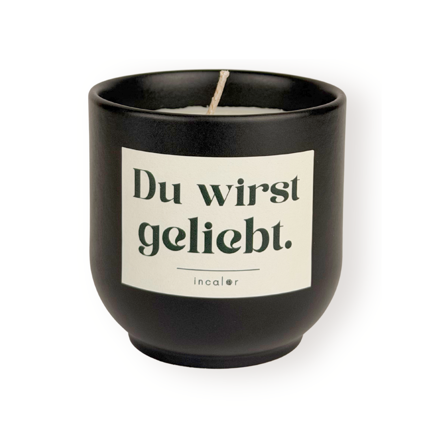 Schwarze (basalt) Duftkerze mit weißem Etikett und der Aufschrift „Du wirst geliebt.“ sowie dem Markennamen „incaler“ darunter; freigestellt vor weißem Hintergrund