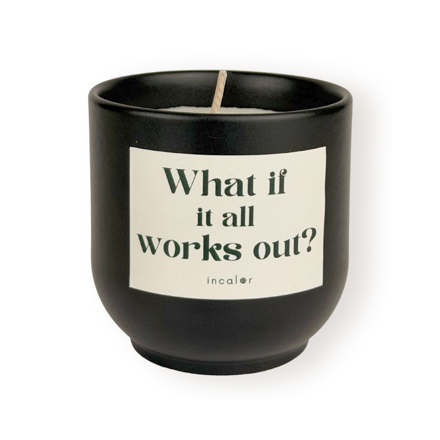 Schwarze (basalt) Duftkerze mit weißem Etikett und der Aufschrift „What if it all works out?“ sowie dem Markennamen „incalor“ darunter; freigestellt vor weißem Hintergrund