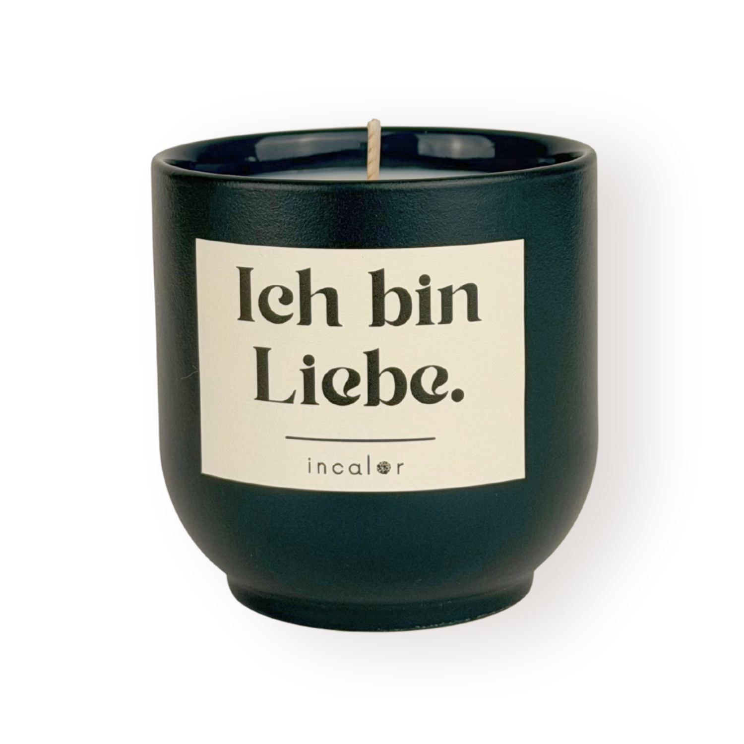 Dunkelgrüne Duftkerze (deep ivy) mit beigem Etikett vor weißem Hintergrund. Auf dem Etikett steht in schwarzer Schrift: "Ich bin Liebe." Darunter befindet sich das Markenlogo "incalor". Die Kerze ist zentral ausgerichtet und gleichmäßig beleuchtet.