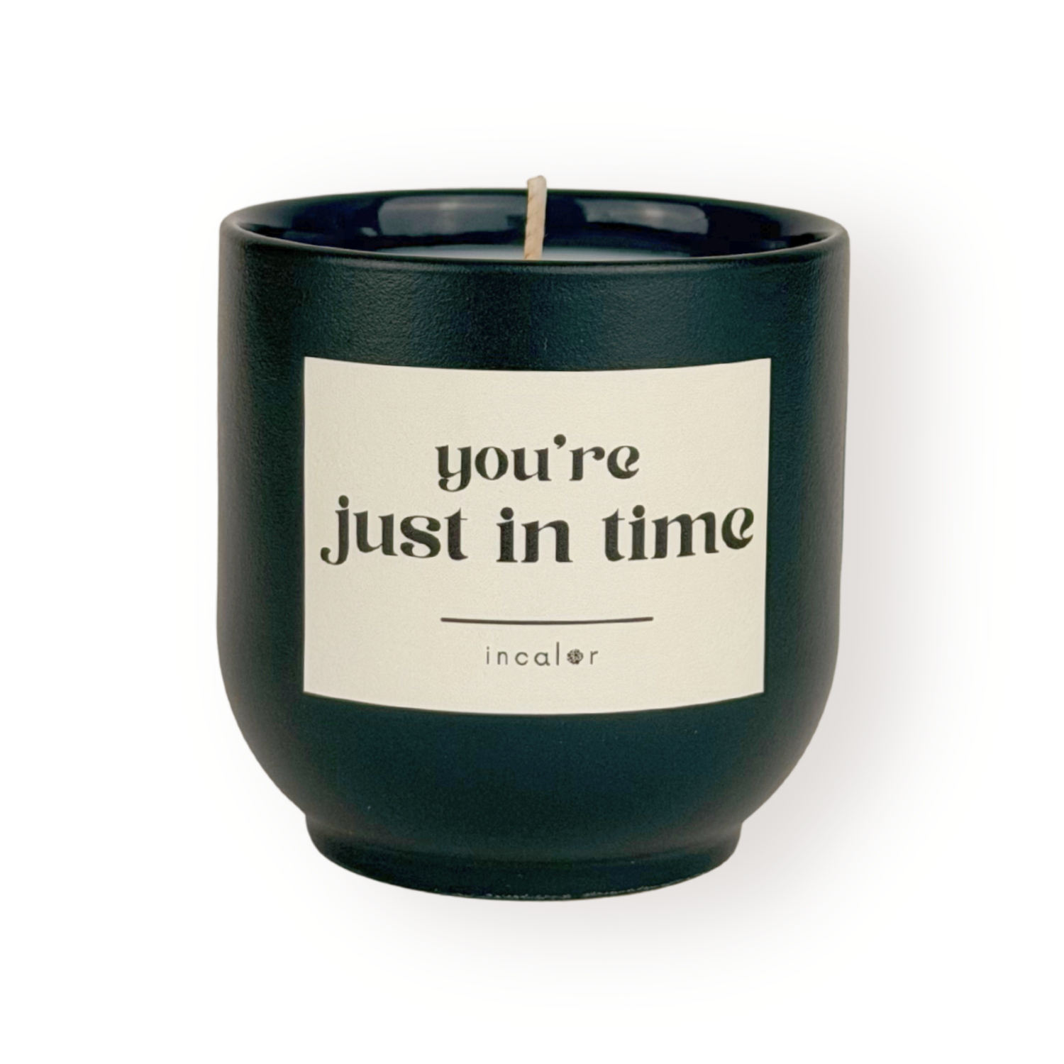 Dunkelgrüne Duftkerze (deep ivy) mit beigem Etikett vor weißem Hintergrund. Auf dem Etikett steht: "you’re just in time", darunter die Marke "incalor". Die Kerze ist zentral platziert und gleichmäßig ausgeleuchtet.