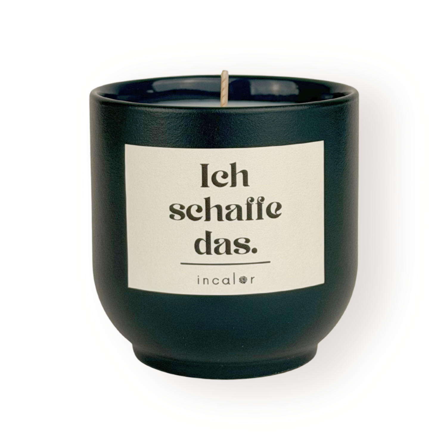 Dunkelgrüne Duftkerze (deep ivy) mit cremefarbenem Etikett vor weißem Hintergrund. Auf dem Etikett steht in schwarzer Schrift: "Ich schaffe das". Darunter befindet sich das Markenlogo "incalor". Die Kerze ist mittig platziert und gleichmäßig ausgeleuchtet.