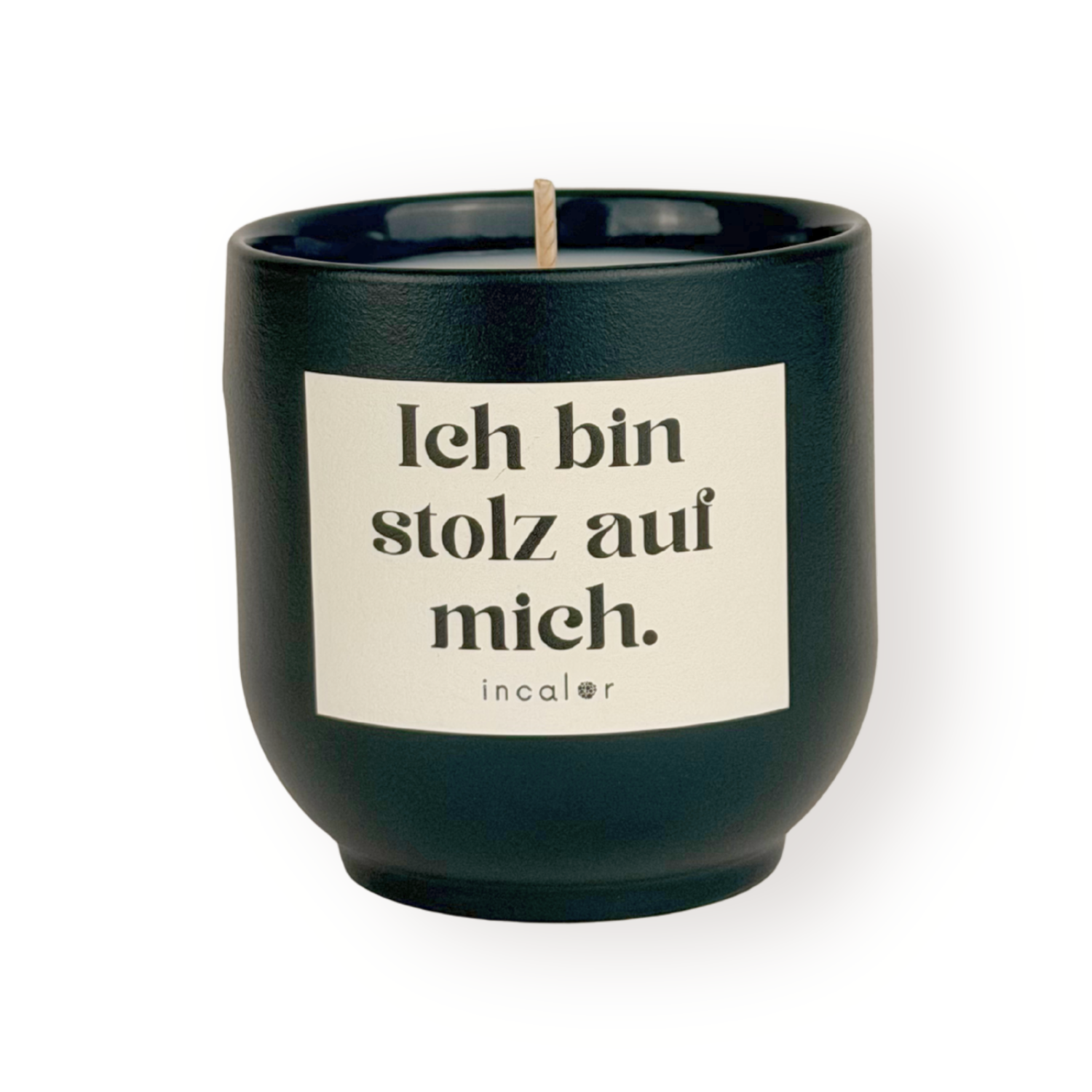 Dunkelgrüne Duftkerze (deep ivy) mit beigem Etikett vor weißem Hintergrund. Auf dem Etikett steht in klarer schwarzer Schrift: "Ich bin stolz auf mich." Darunter befindet sich das Markenlogo "incalor". Die Kerze ist zentral platziert und gleichmäßig ausgeleuchtet.