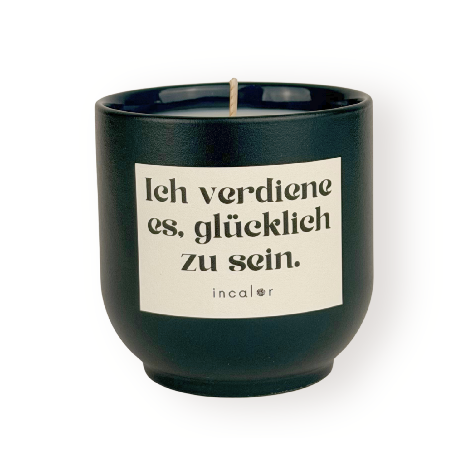 Dunkelgrüne Duftkerze (deep ivy) mit beigem Etikett im minimalistischen Design. Auf dem Etikett steht der Spruch "Ich verdiene es, glücklich zu sein." darunter die Marke "incalor". Die Kerze steht vor weißem Hintergrund und ist zentral und klar ausgeleuchtet dargestellt.