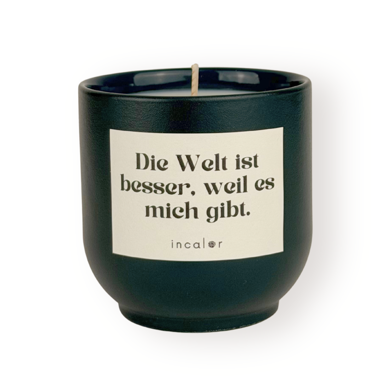 Dunkelgrüne Duftkerze (deep ivy) mit beigem Etikett vor weißem Hintergrund. Auf dem Etikett steht in schwarzer Schrift: "Die Welt ist besser, weil es mich gibt." Darunter befindet sich das Markenlogo "incalor". Die Kerze ist zentral platziert und gleichmäßig ausgeleuchtet.
