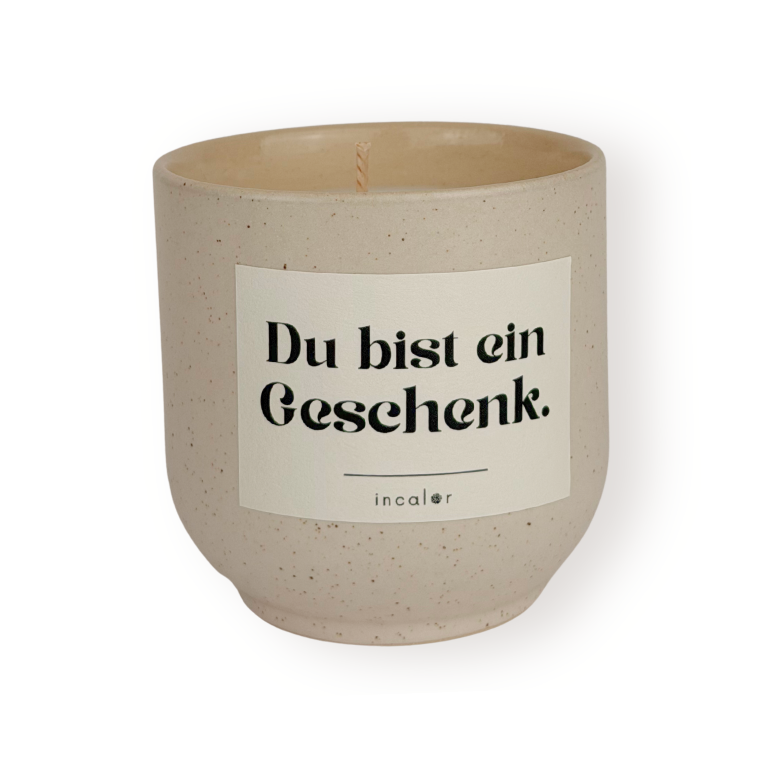Beige Duftkerze (sahara) mit dezent gesprenkelter Oberfläche und weißem Etikett mit der Aufschrift „Du bist ein Geschenk.“ von incalor, freigestellt vor weißem Hintergrund.