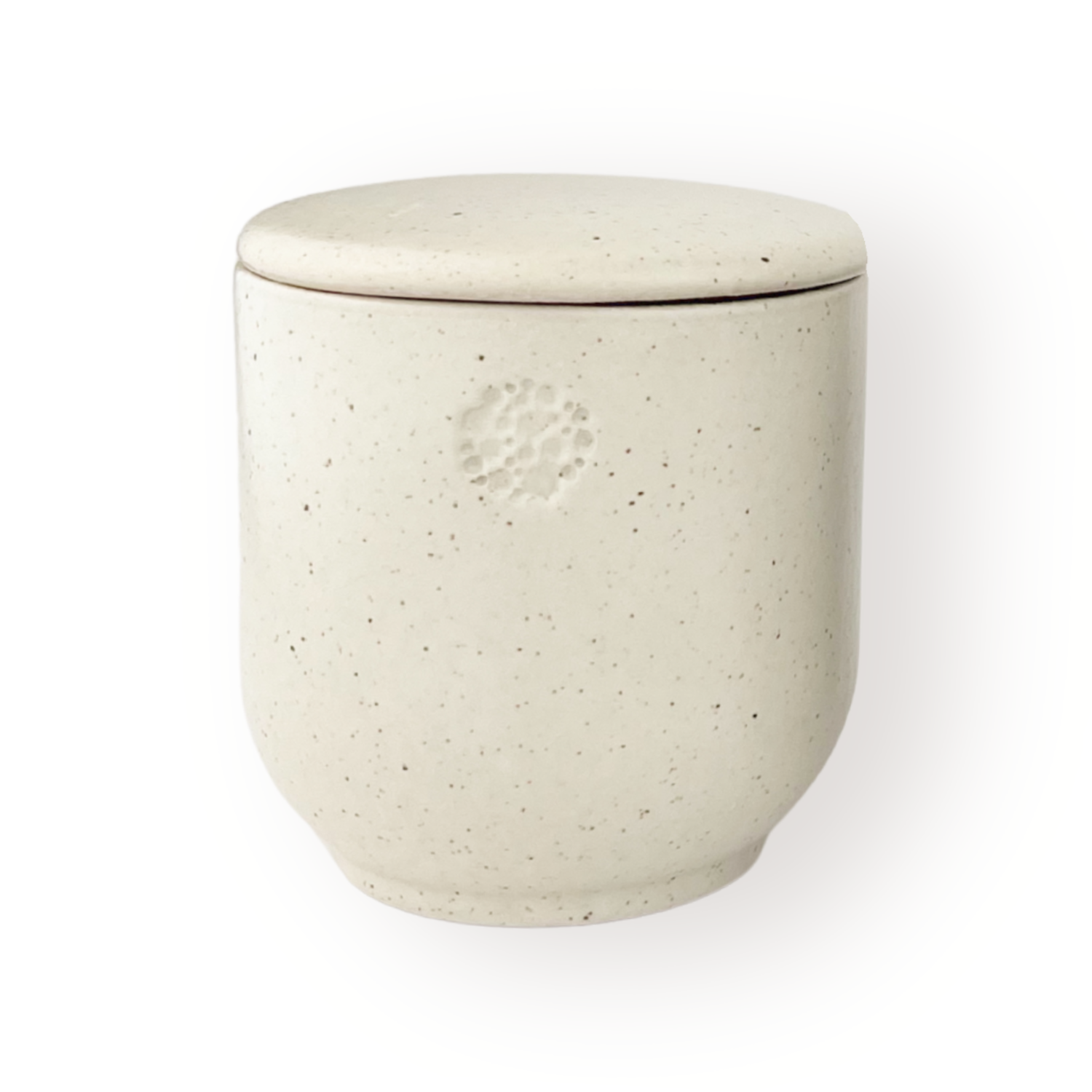 Beiger (sahara), zylindrischer Keramikbehälter mit passendem Deckel, glatter Oberfläche und kleinen, natürlichen Sprenkeln; auf der Vorderseite befindet sich eine leichte, runde incalor Logo-Prägung.