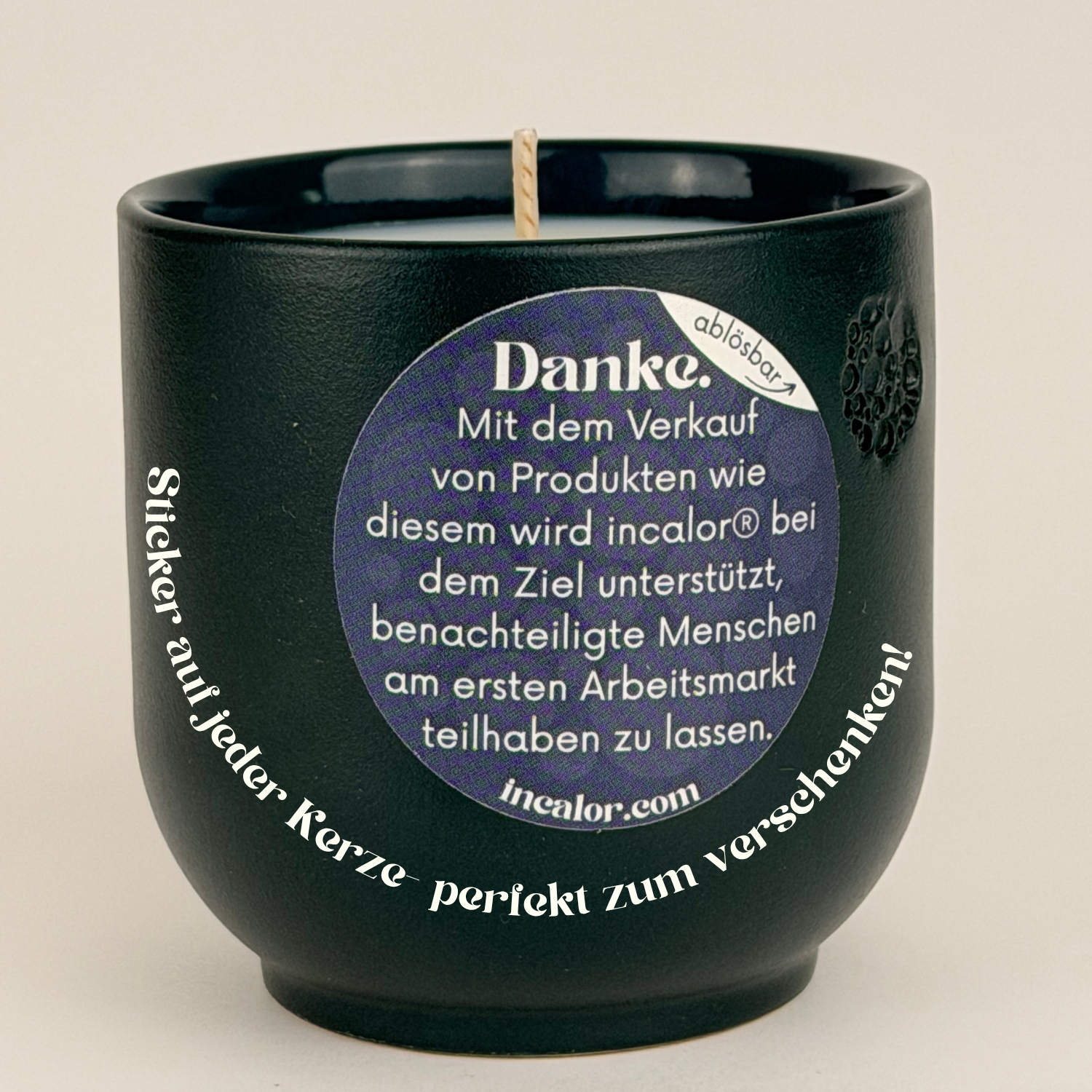 Eine freigestellte Kerze in dunkelgrün (Farbton deep ivy) mit einem ablösbaren Danke und Info-Sticker.